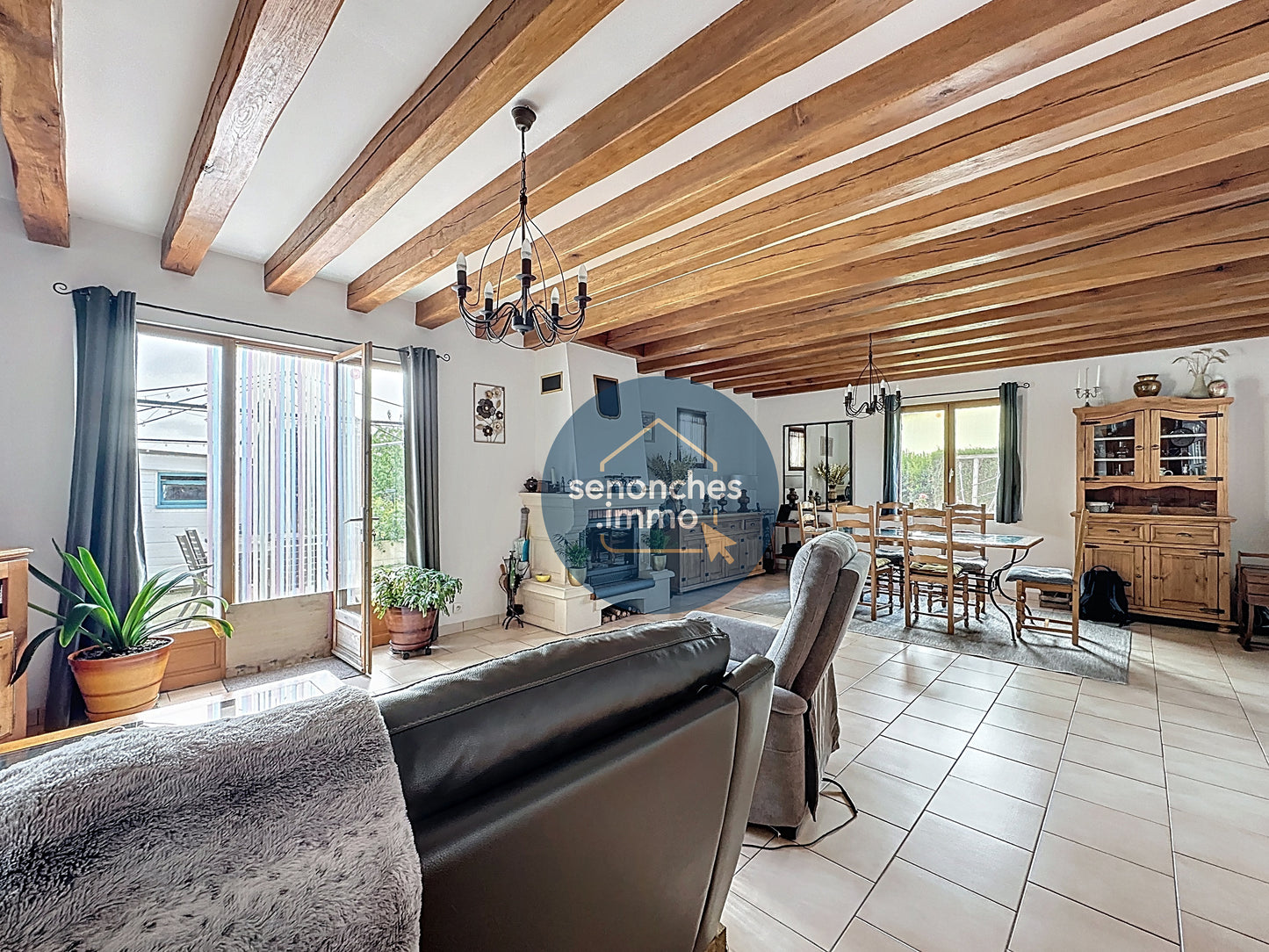 Maison ancienne de 131 m² rénovée avec terrain et dépendances à Belhomert 28240