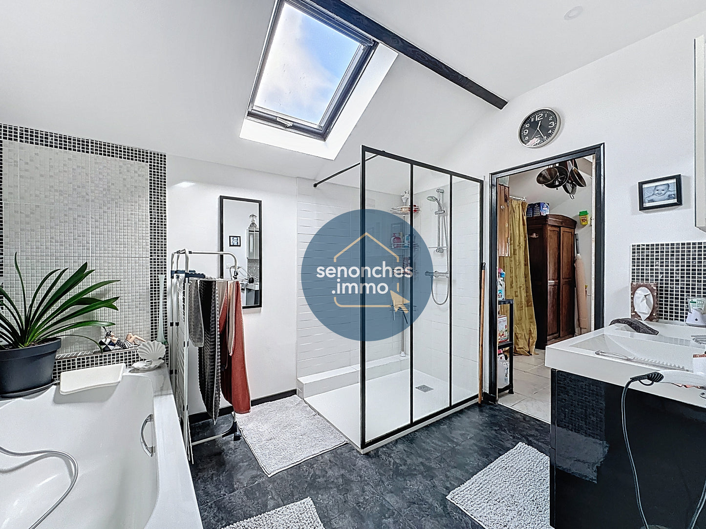 Maison ancienne de 131 m² rénovée avec terrain et dépendances à Belhomert 28240
