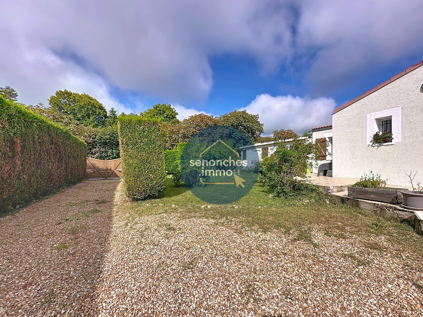 Maison ancienne de 131 m² rénovée avec terrain et dépendances à Belhomert 28240