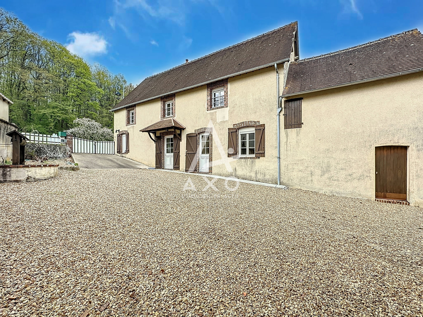 Maison ancienne rénovée de 118 m² avec terrain de 1000 m² à Saint-Victor-de-Buton – Coup de cœur garanti !