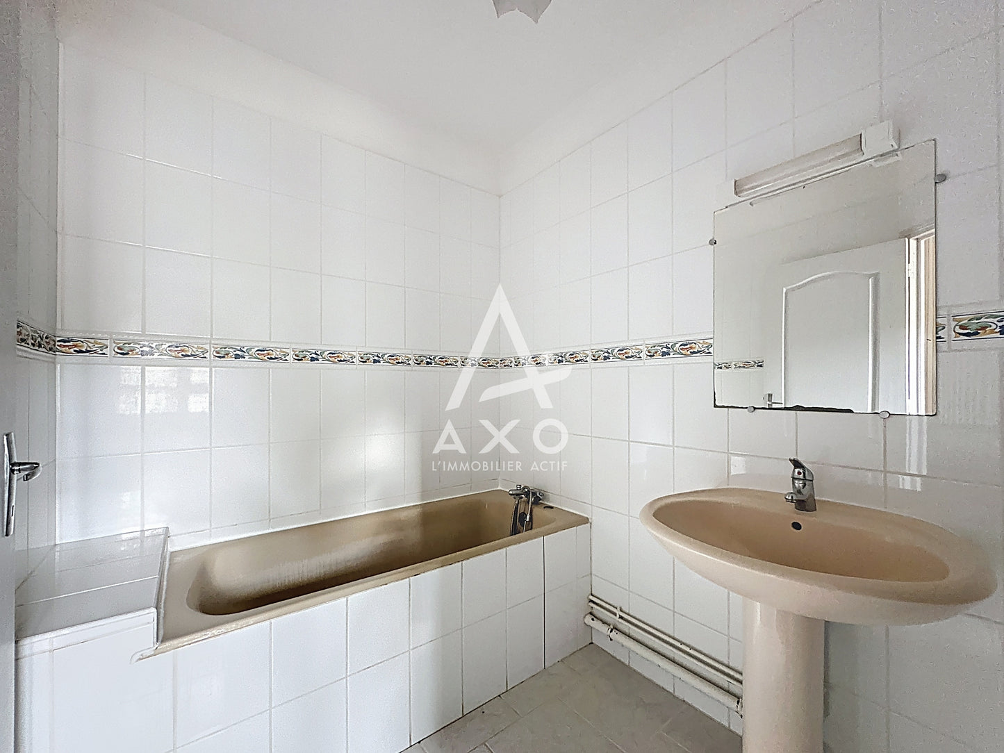 Maison ancienne rénovée de 118 m² avec terrain de 1000 m² à Saint-Victor-de-Buton – Coup de cœur garanti !
