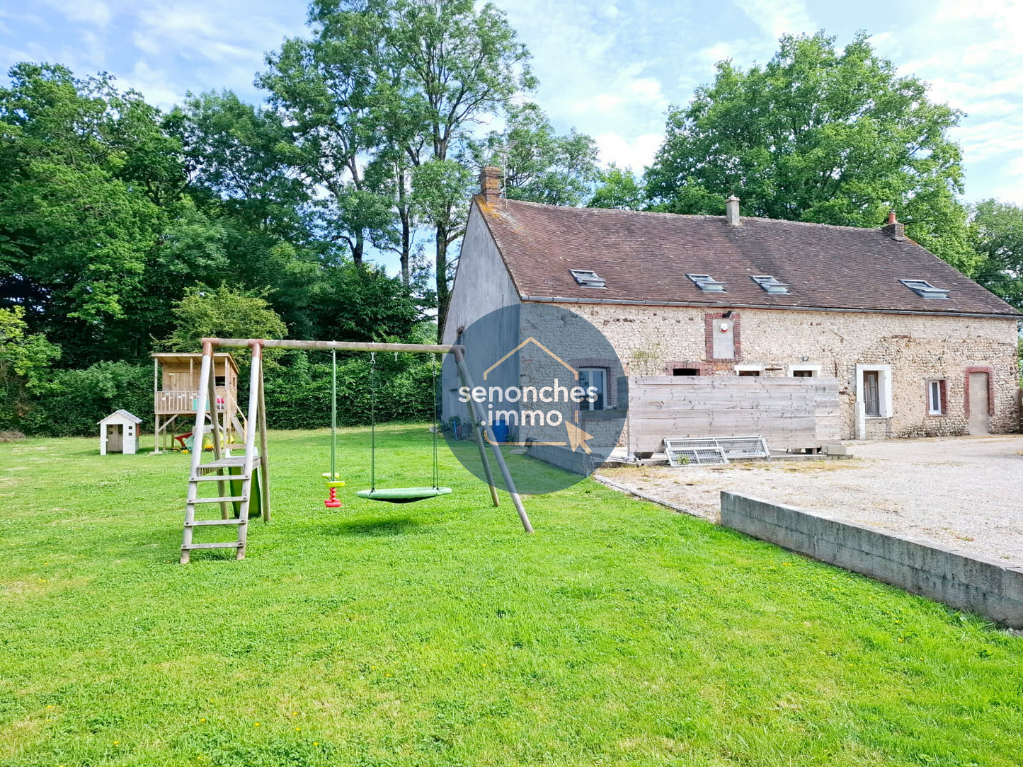 Propriété familiale de 214 m2 sur terrain de 5300 m2 à vendre à Manou 28240