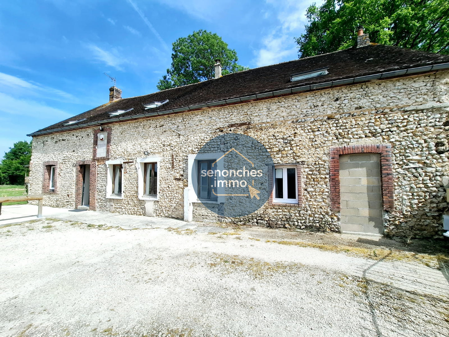 Propriété familiale de 214 m2 sur terrain de 5300 m2 à vendre à Manou 28240