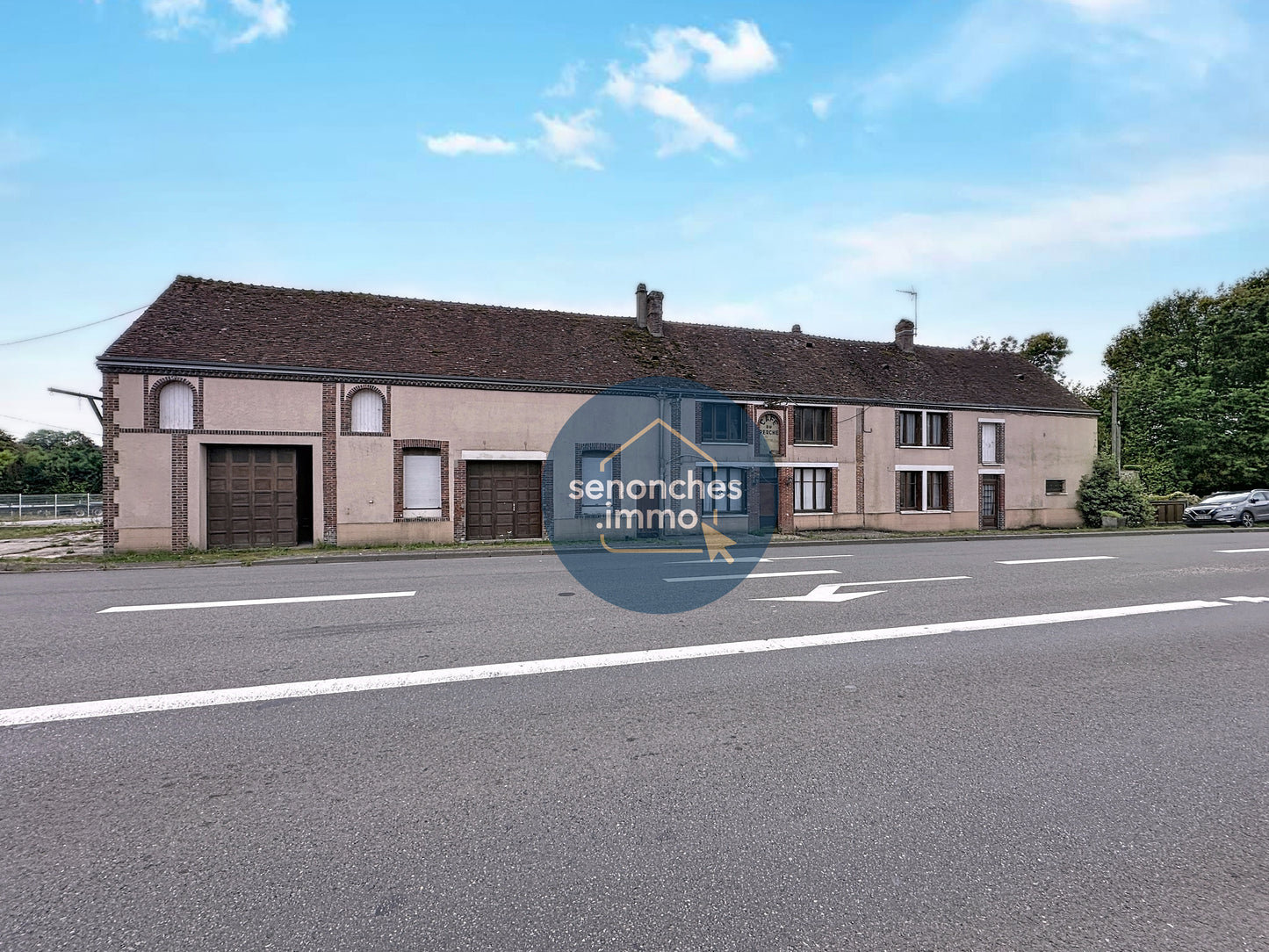 Ancien restaurant à vendre à proximité de Nogent-le-Rôtrou – 400 m², terrain de 8 306 m²