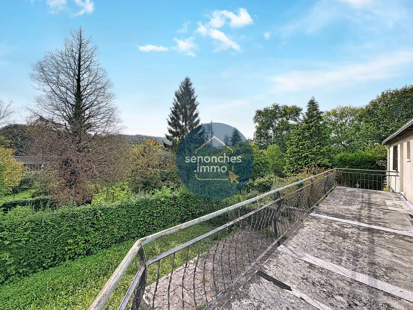 Ancien restaurant à vendre à proximité de Nogent-le-Rôtrou – 400 m², terrain de 8 306 m²