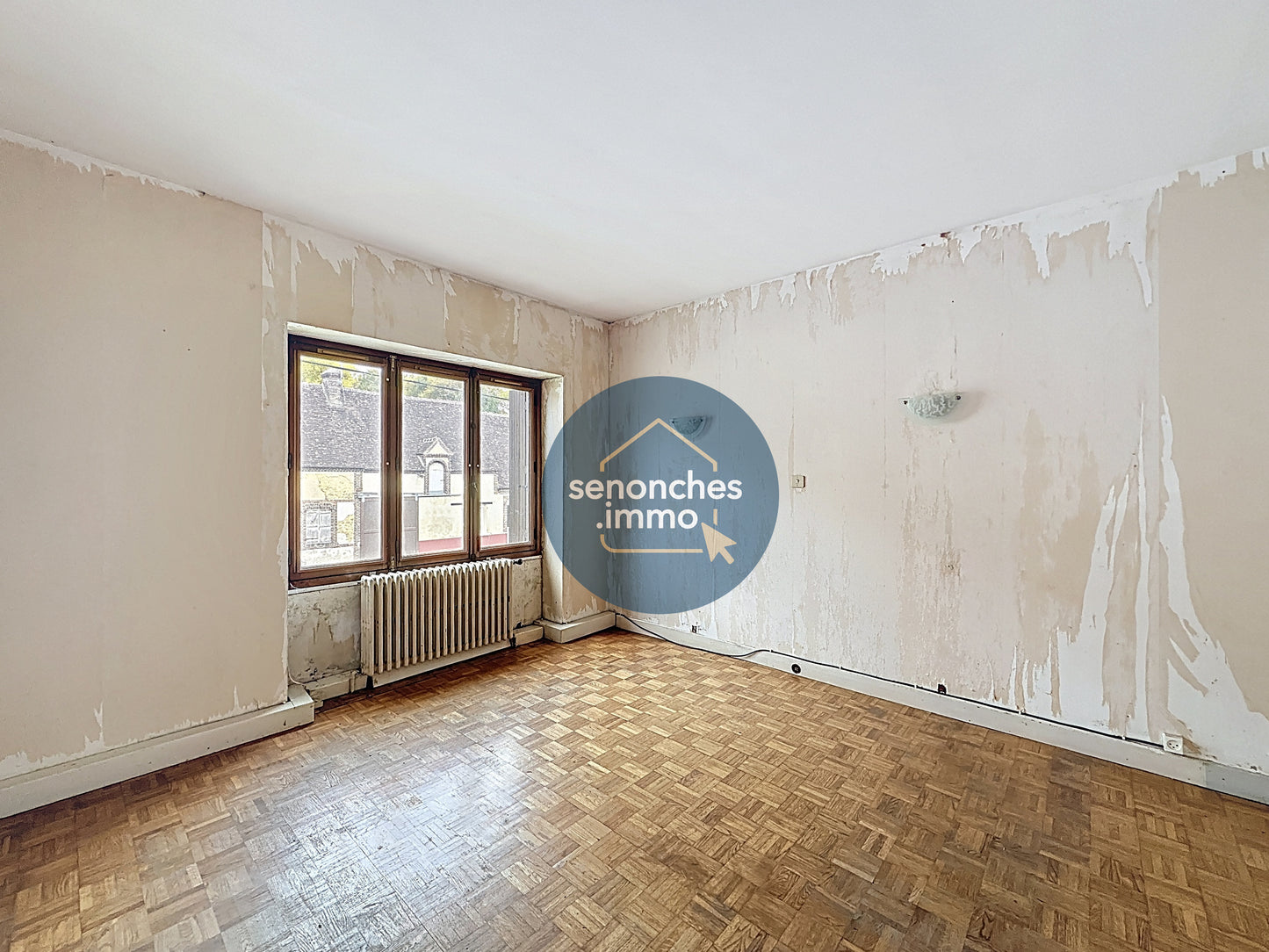 Ancien restaurant à vendre à proximité de Nogent-le-Rôtrou – 400 m², terrain de 8 306 m²