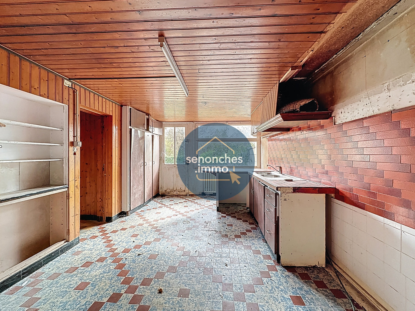 Ancien restaurant à vendre à proximité de Nogent-le-Rôtrou – 400 m², terrain de 8 306 m²