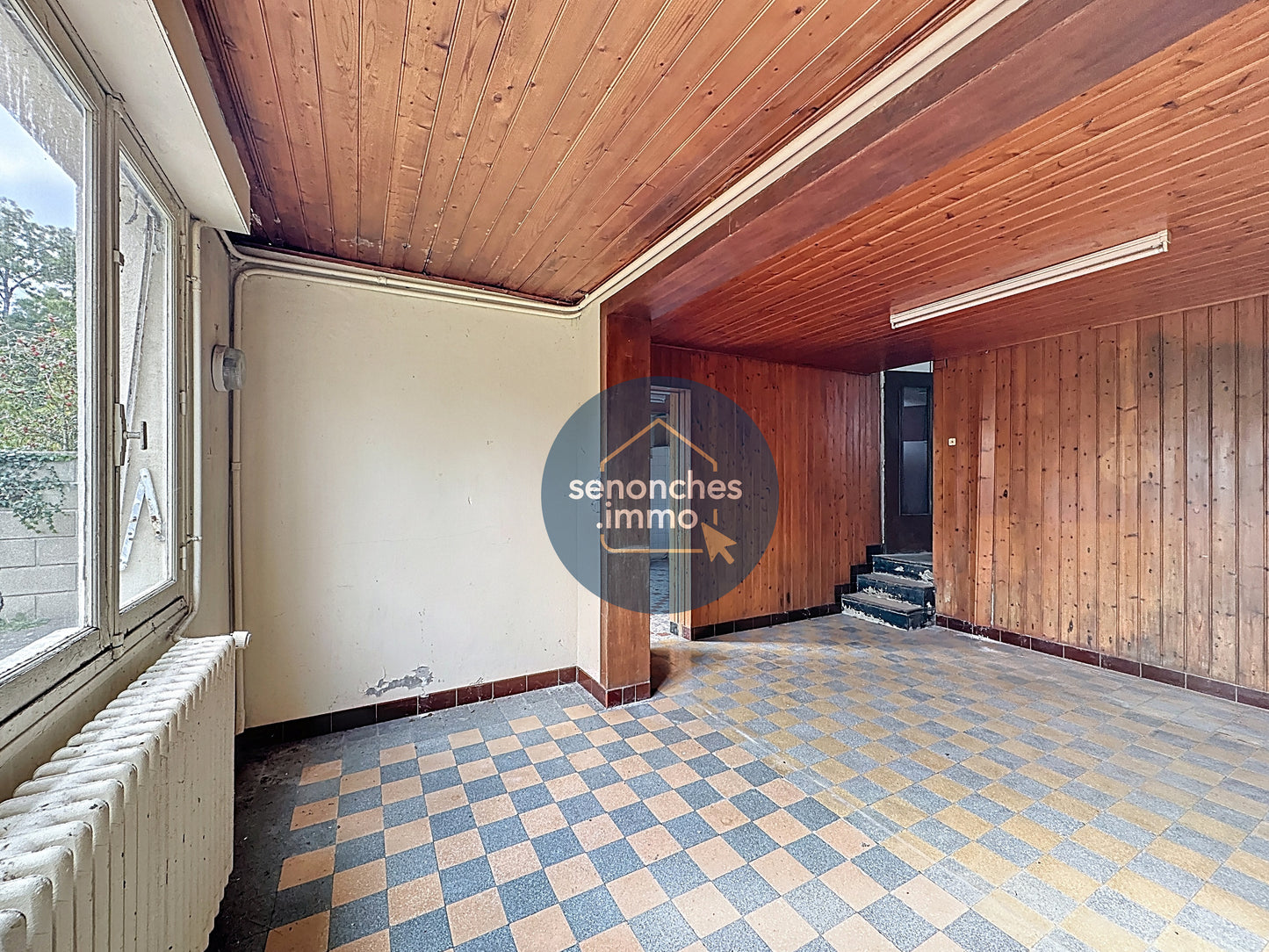 Ancien restaurant à vendre à proximité de Nogent-le-Rôtrou – 400 m², terrain de 8 306 m²