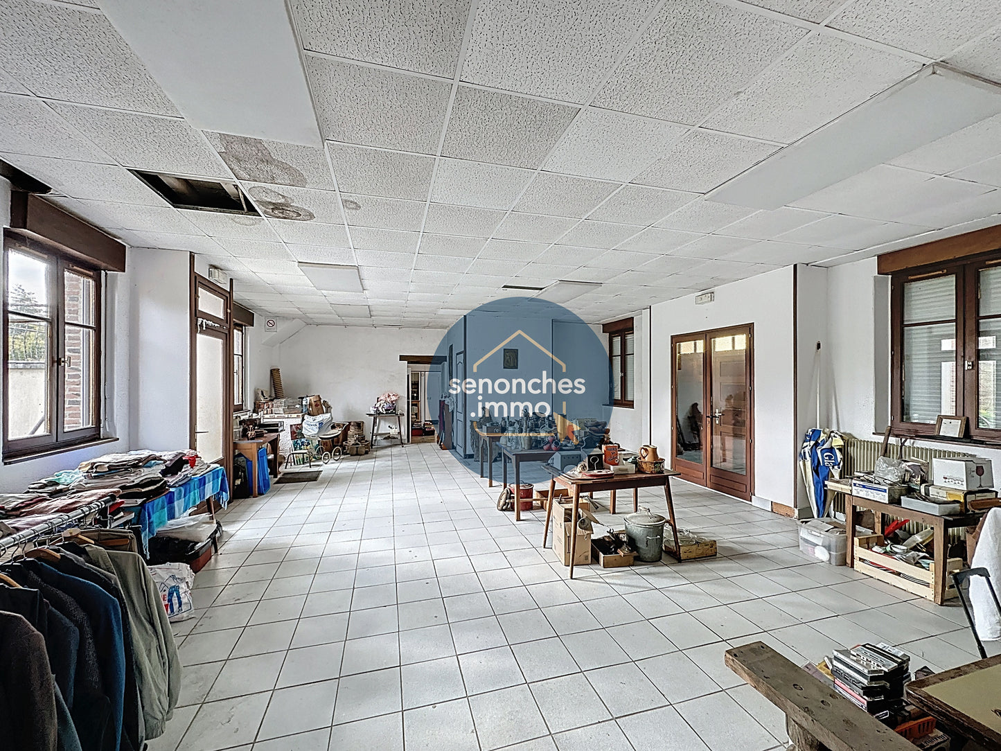 Ancien restaurant à vendre à proximité de Nogent-le-Rôtrou – 400 m², terrain de 8 306 m²