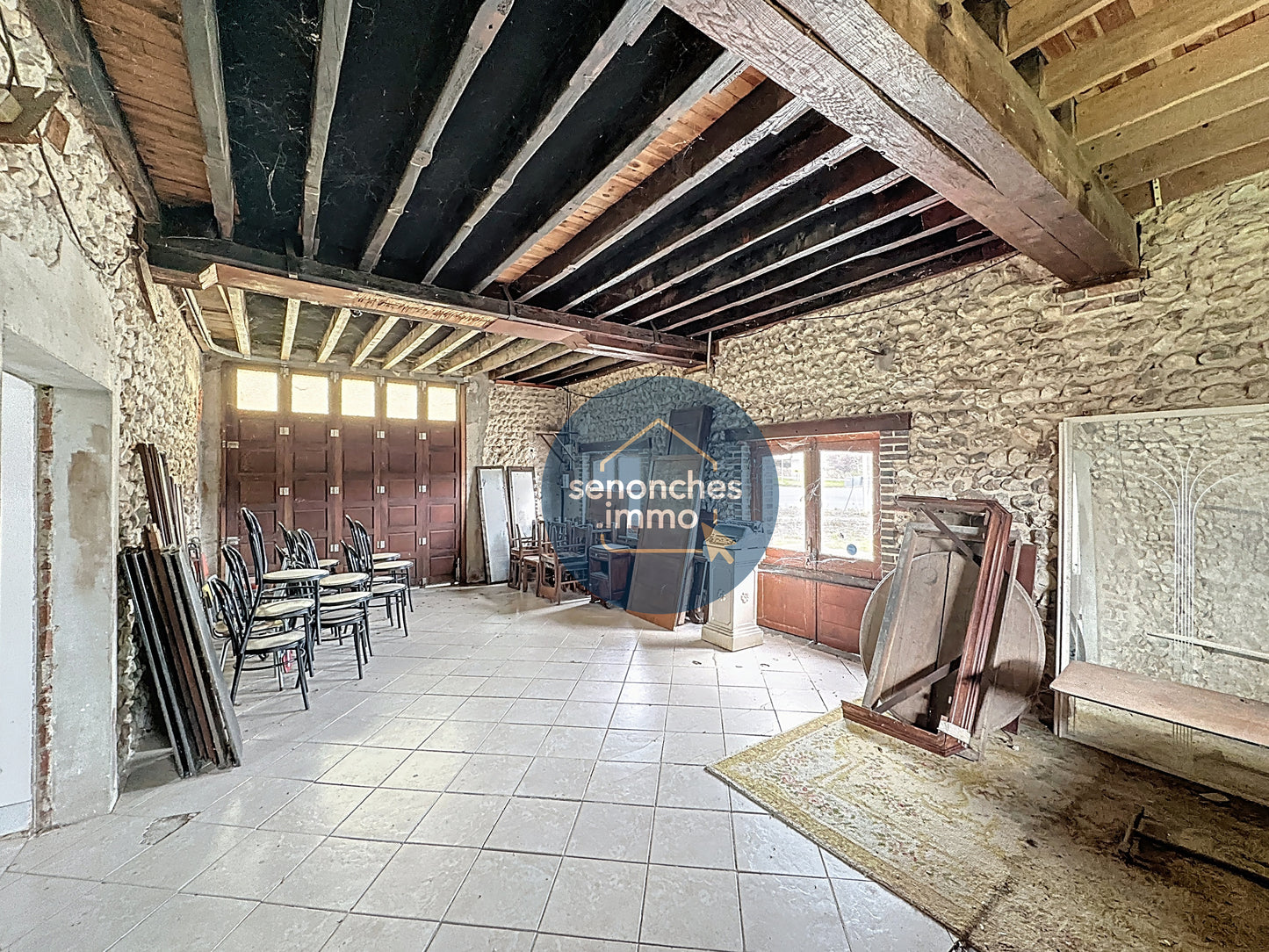 Ancien restaurant à vendre à proximité de Nogent-le-Rôtrou – 400 m², terrain de 8 306 m²