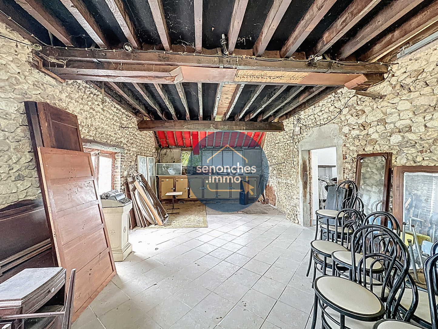 Ancien restaurant à vendre à proximité de Nogent-le-Rôtrou – 400 m², terrain de 8 306 m²
