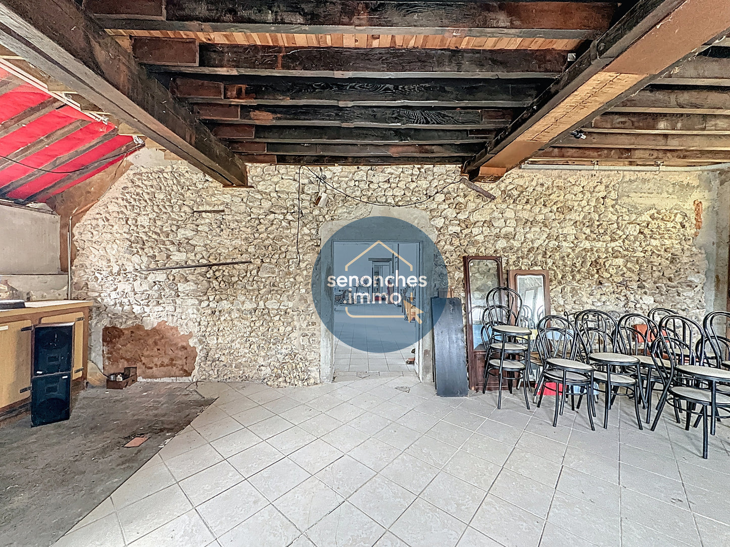 Ancien restaurant à vendre à proximité de Nogent-le-Rôtrou – 400 m², terrain de 8 306 m²