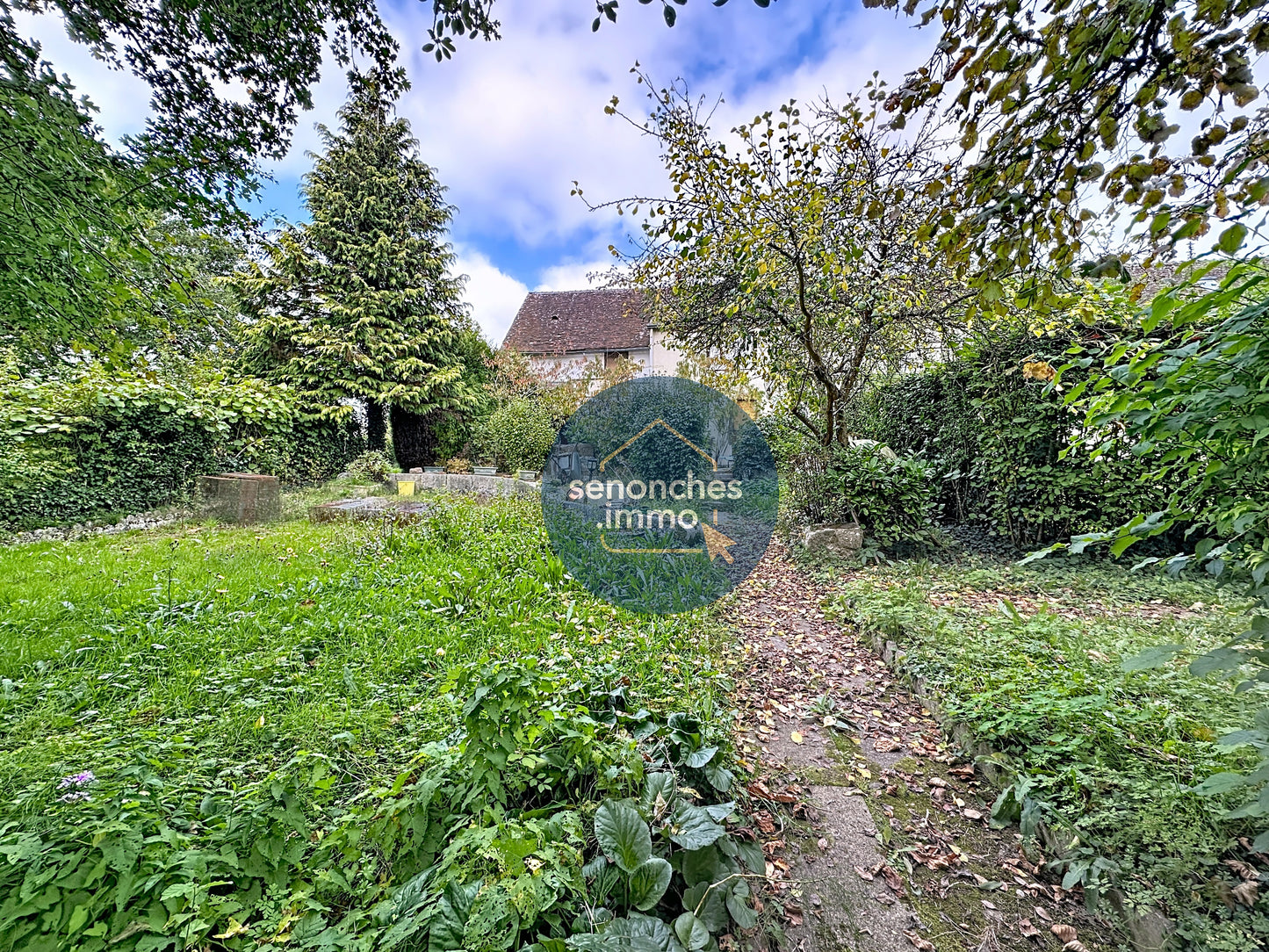 Ancien restaurant à vendre à proximité de Nogent-le-Rôtrou – 400 m², terrain de 8 306 m²