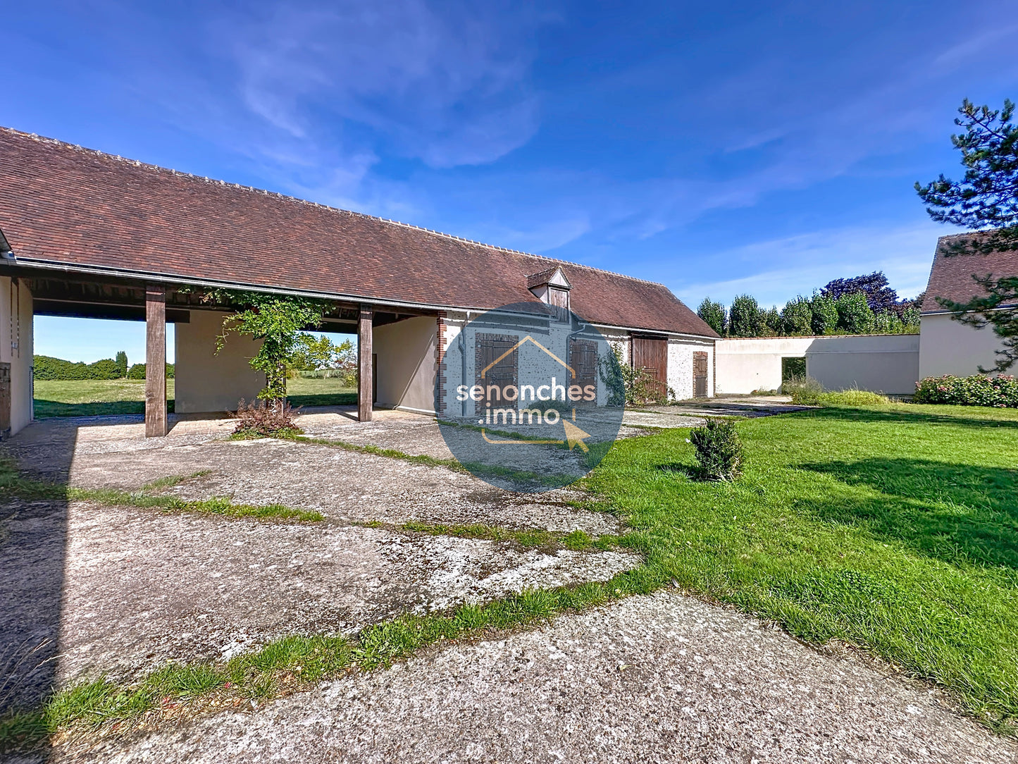 Ancien corps de ferme rénové avec dépendances et terrain à vendre à Ardelles (28170)