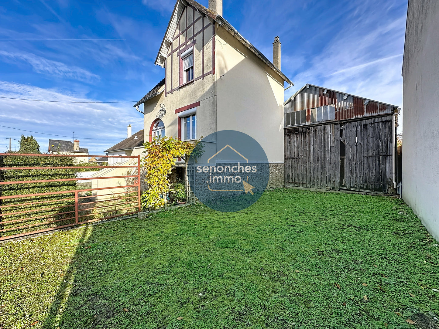 Pavillon sur sous-sol avec studio indépendant, grande grange et terrain clos – La Loupe (28240)