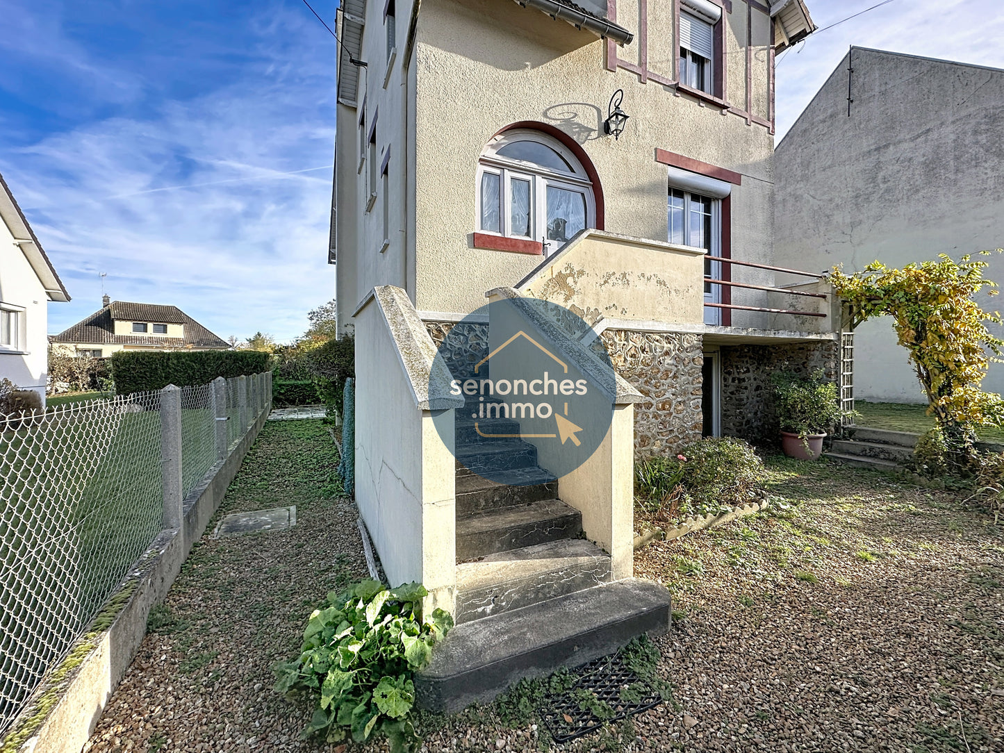 Pavillon sur sous-sol avec studio indépendant, grande grange et terrain clos – La Loupe (28240)