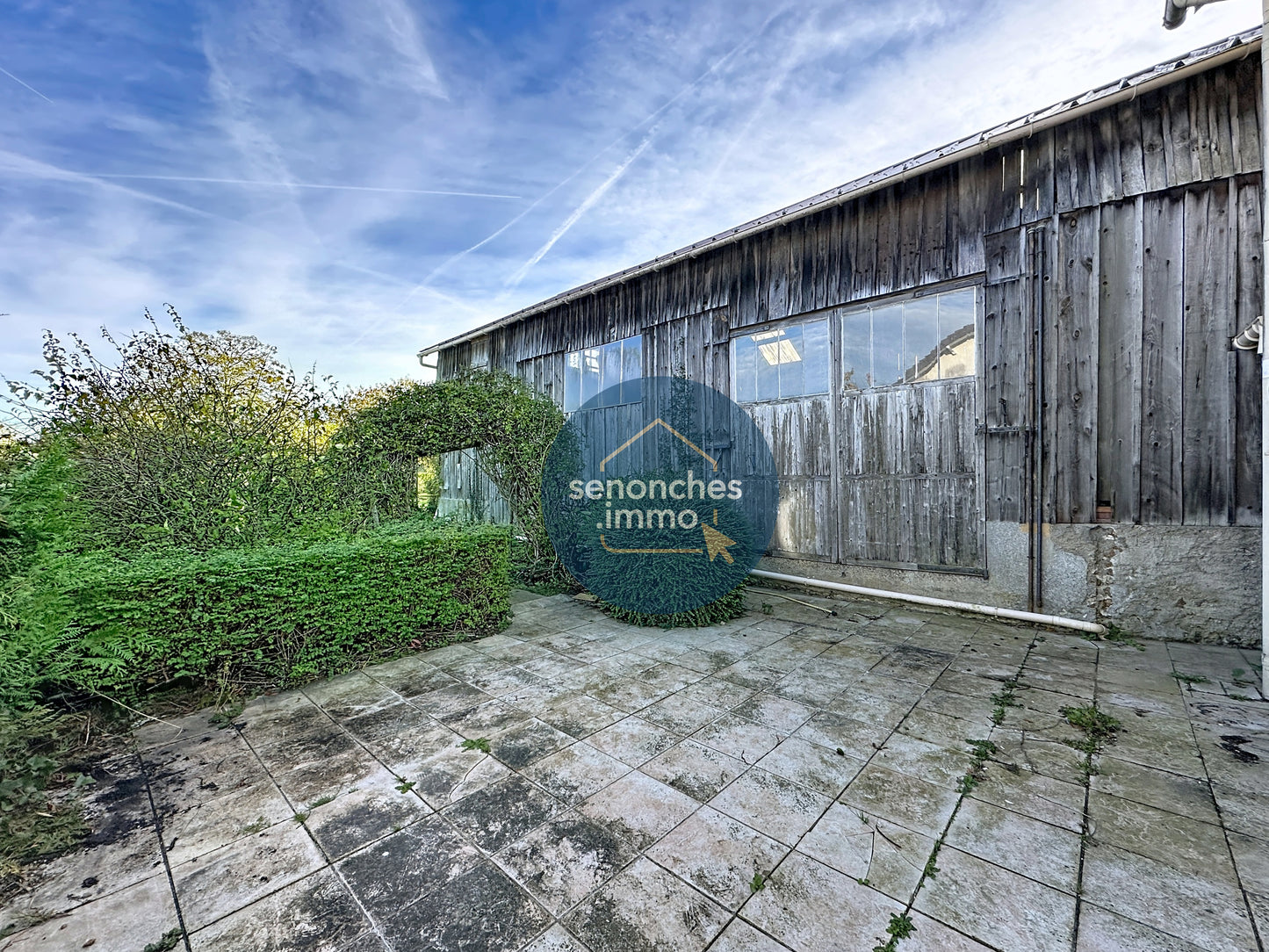 Pavillon sur sous-sol avec studio indépendant, grande grange et terrain clos – La Loupe (28240)