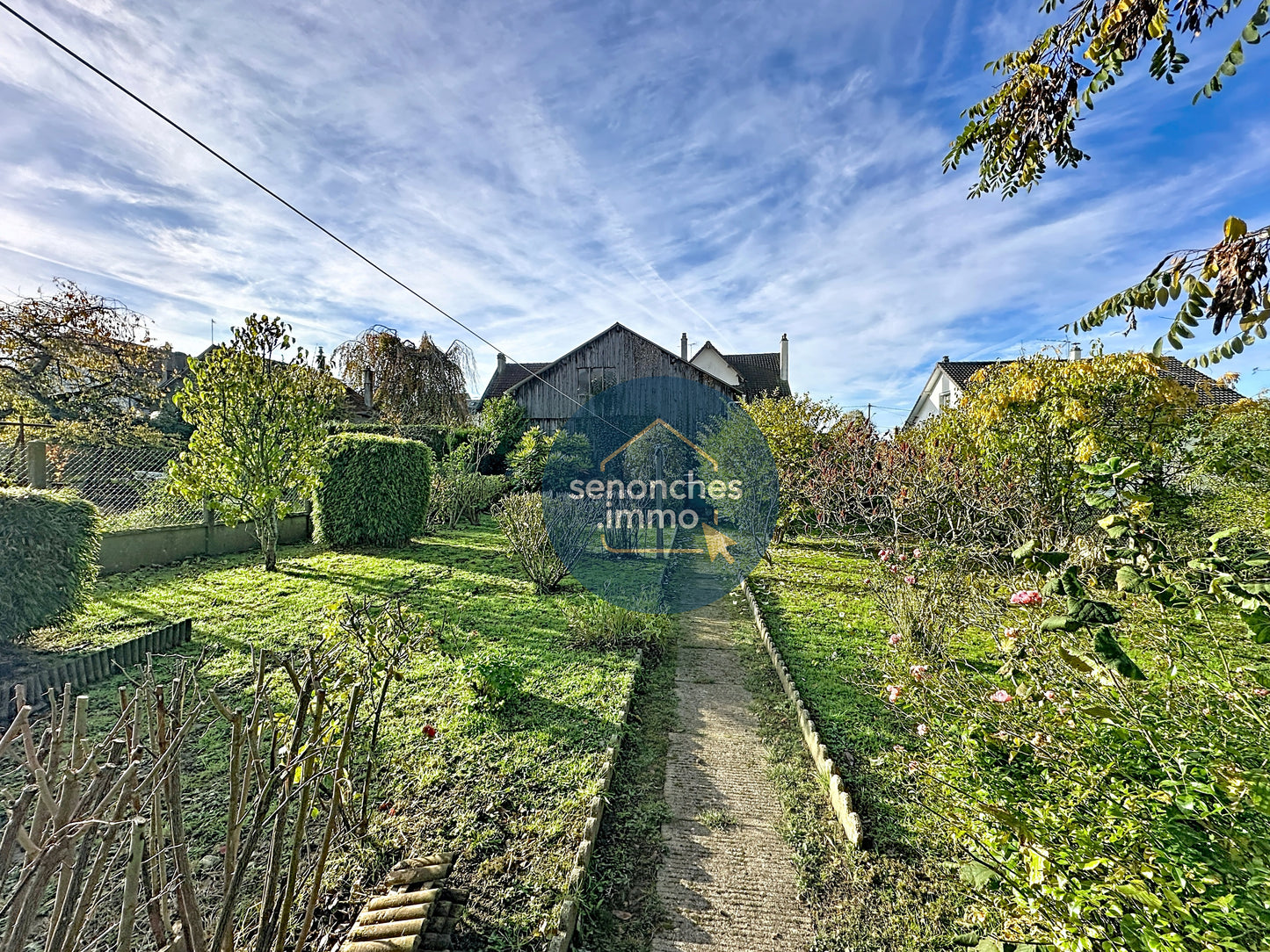 Pavillon sur sous-sol avec studio indépendant, grande grange et terrain clos – La Loupe (28240)