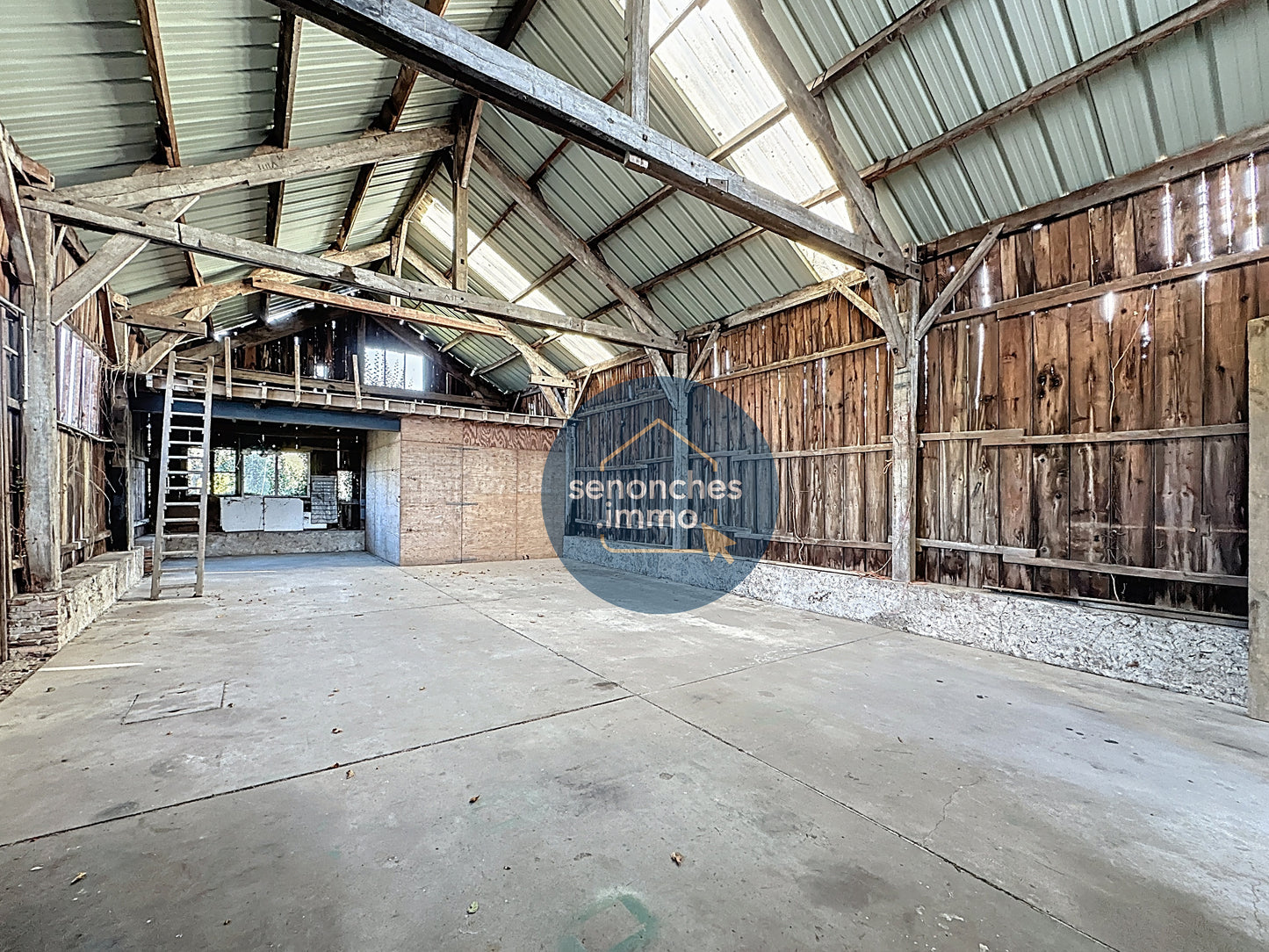 Pavillon sur sous-sol avec studio indépendant, grande grange et terrain clos – La Loupe (28240)