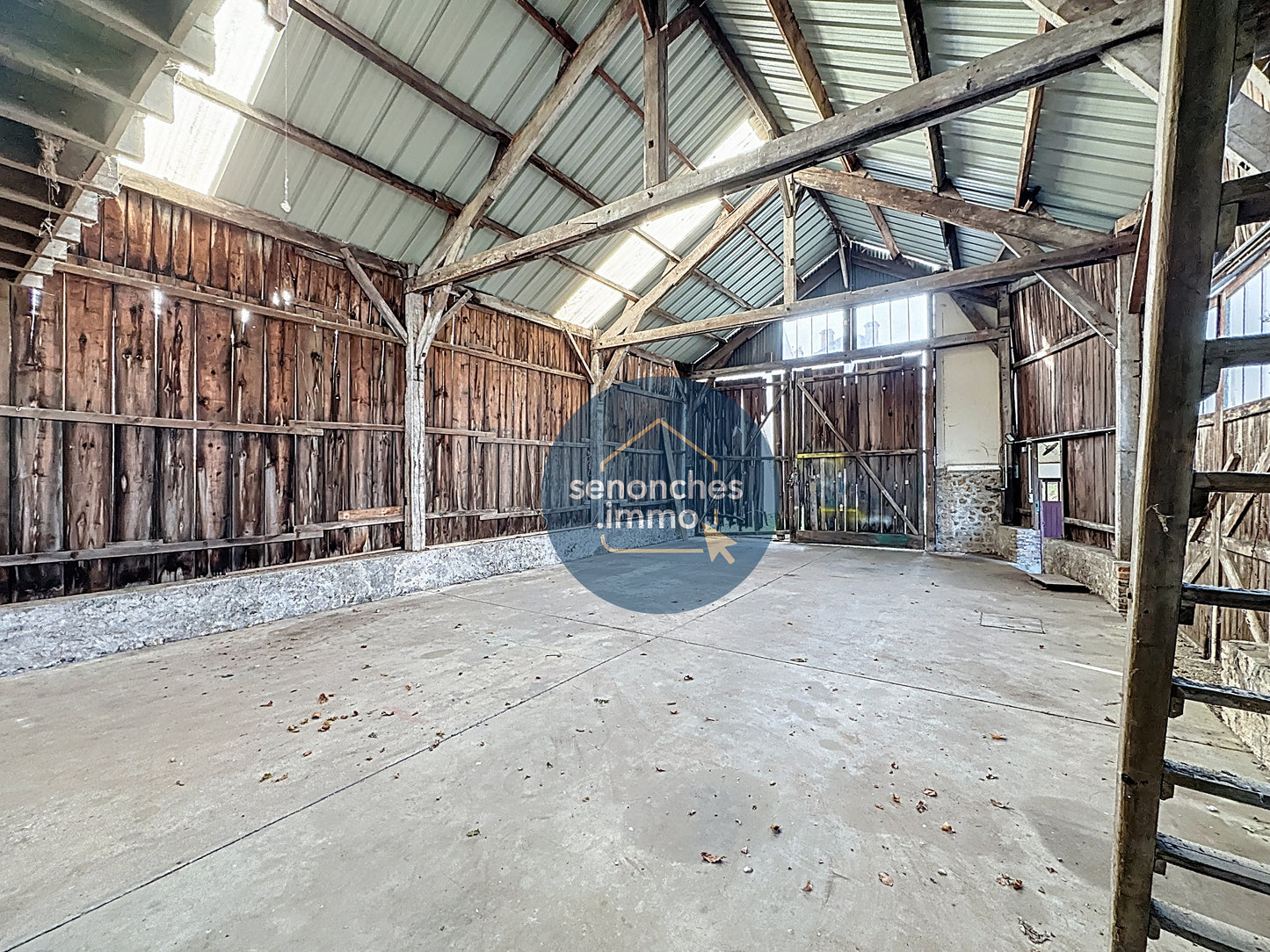 Pavillon sur sous-sol avec studio indépendant, grande grange et terrain clos – La Loupe (28240)