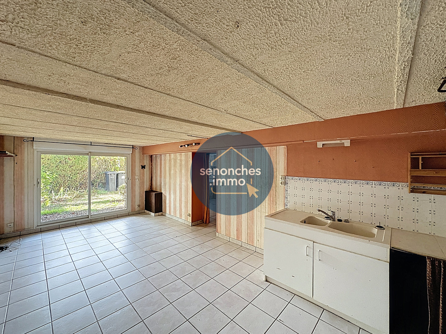 Pavillon sur sous-sol avec studio indépendant, grande grange et terrain clos – La Loupe (28240)