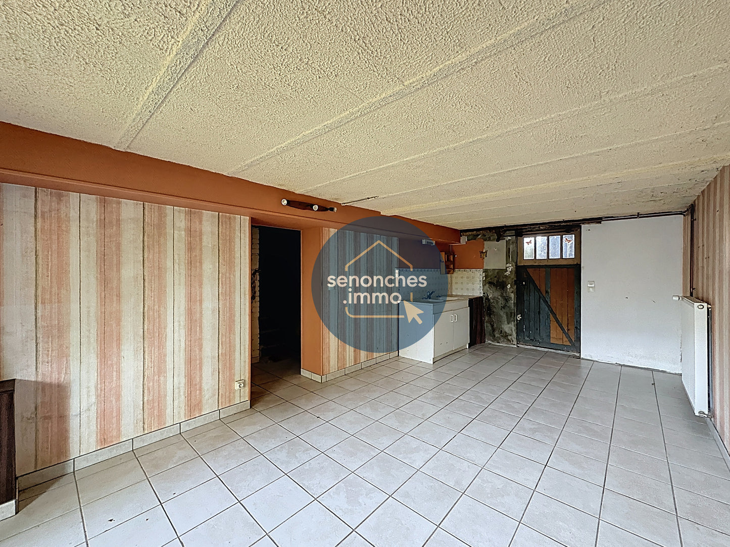 Pavillon sur sous-sol avec studio indépendant, grande grange et terrain clos – La Loupe (28240)