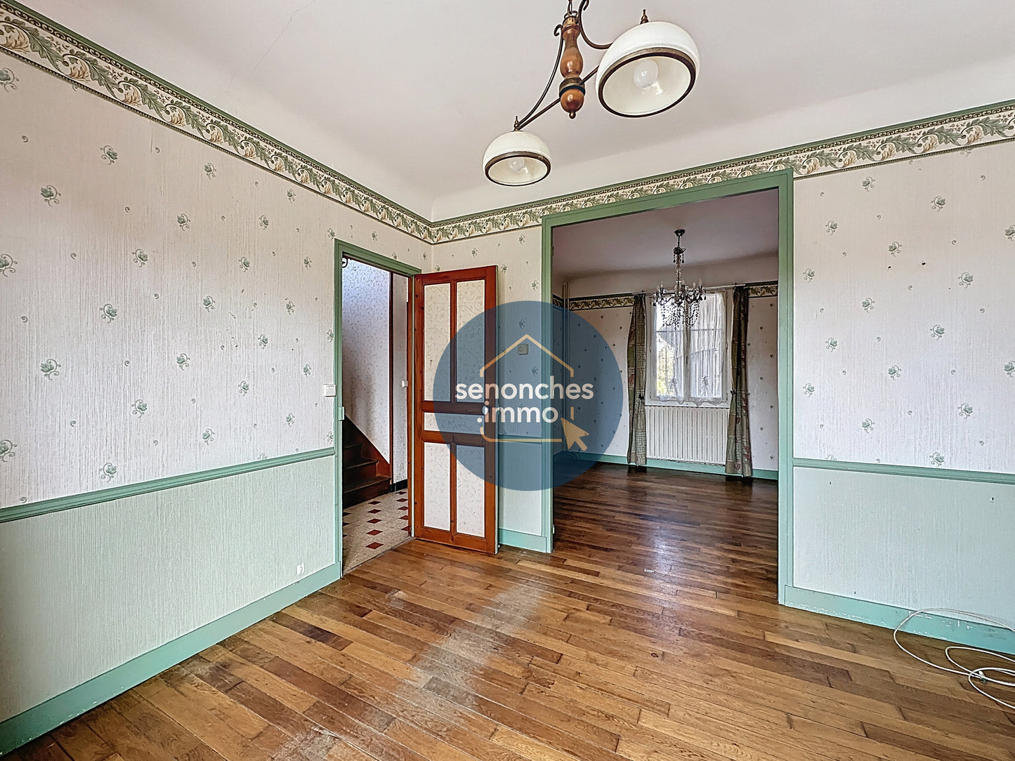 Pavillon sur sous-sol avec studio indépendant, grande grange et terrain clos – La Loupe (28240)