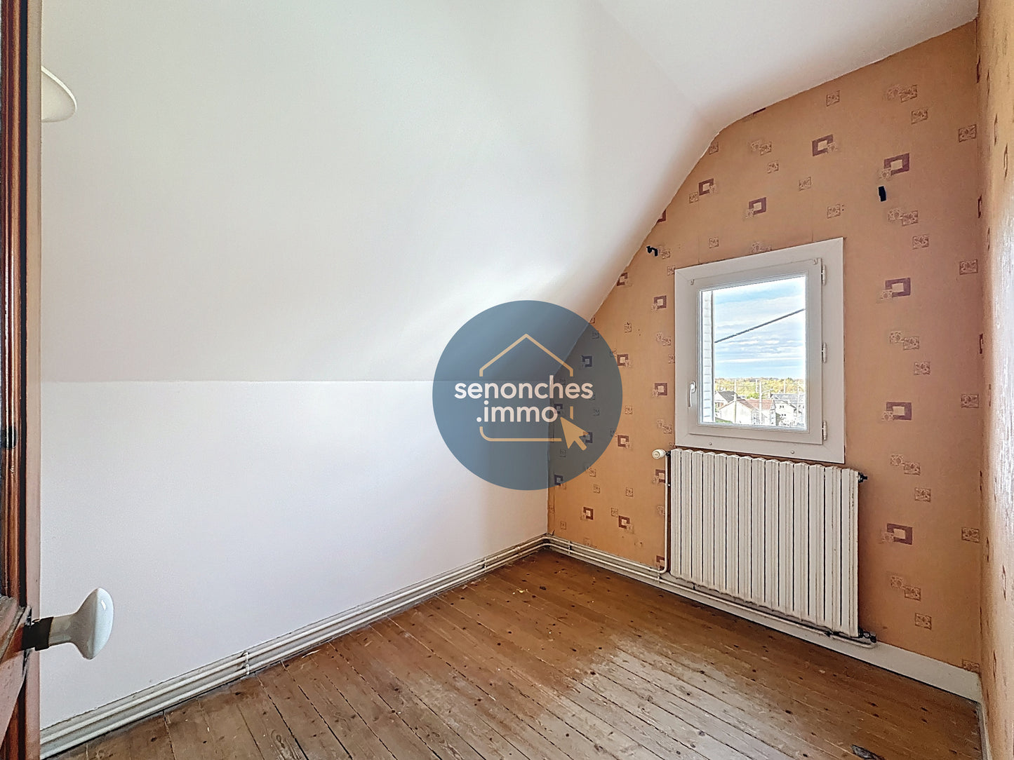 Pavillon sur sous-sol avec studio indépendant, grande grange et terrain clos – La Loupe (28240)