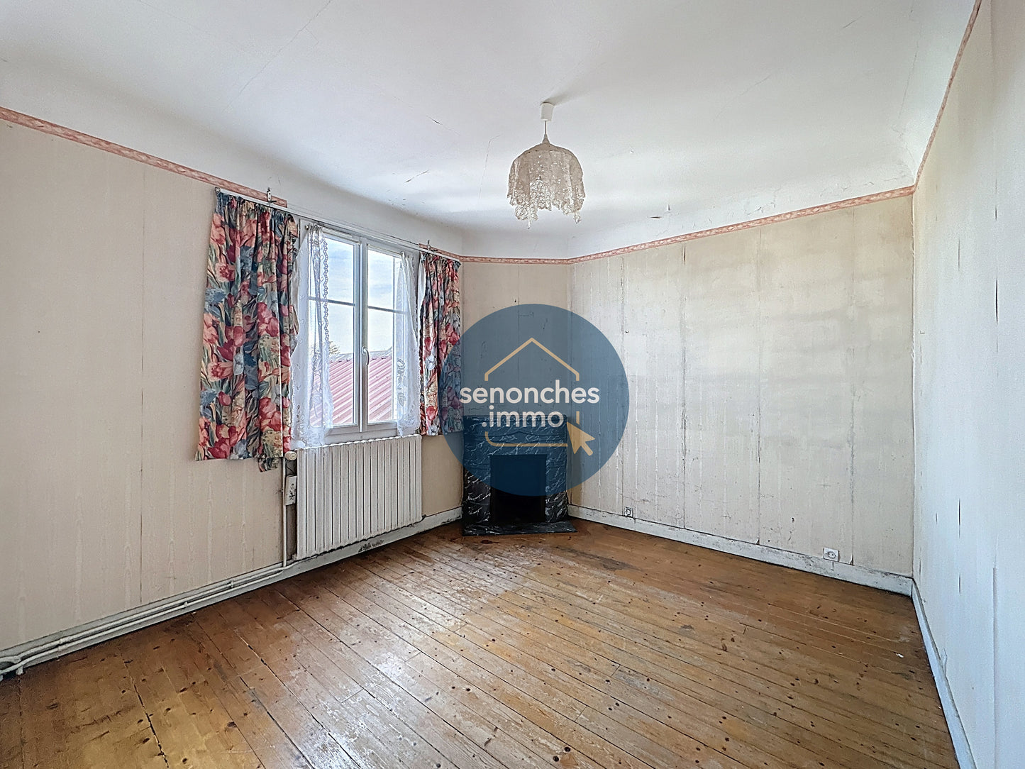 Pavillon sur sous-sol avec studio indépendant, grande grange et terrain clos – La Loupe (28240)