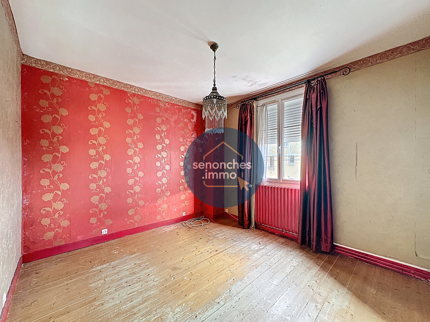 Pavillon sur sous-sol avec studio indépendant, grande grange et terrain clos – La Loupe (28240)