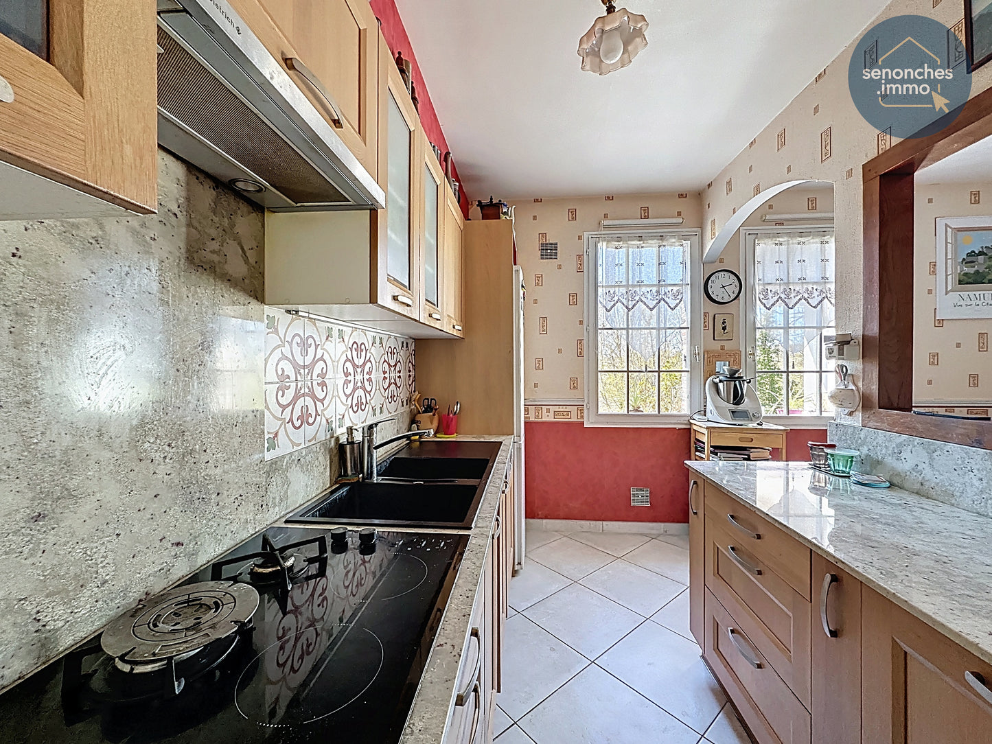 Cuisine aménagée avec espace repas  maison familiale Le Coudray 28630