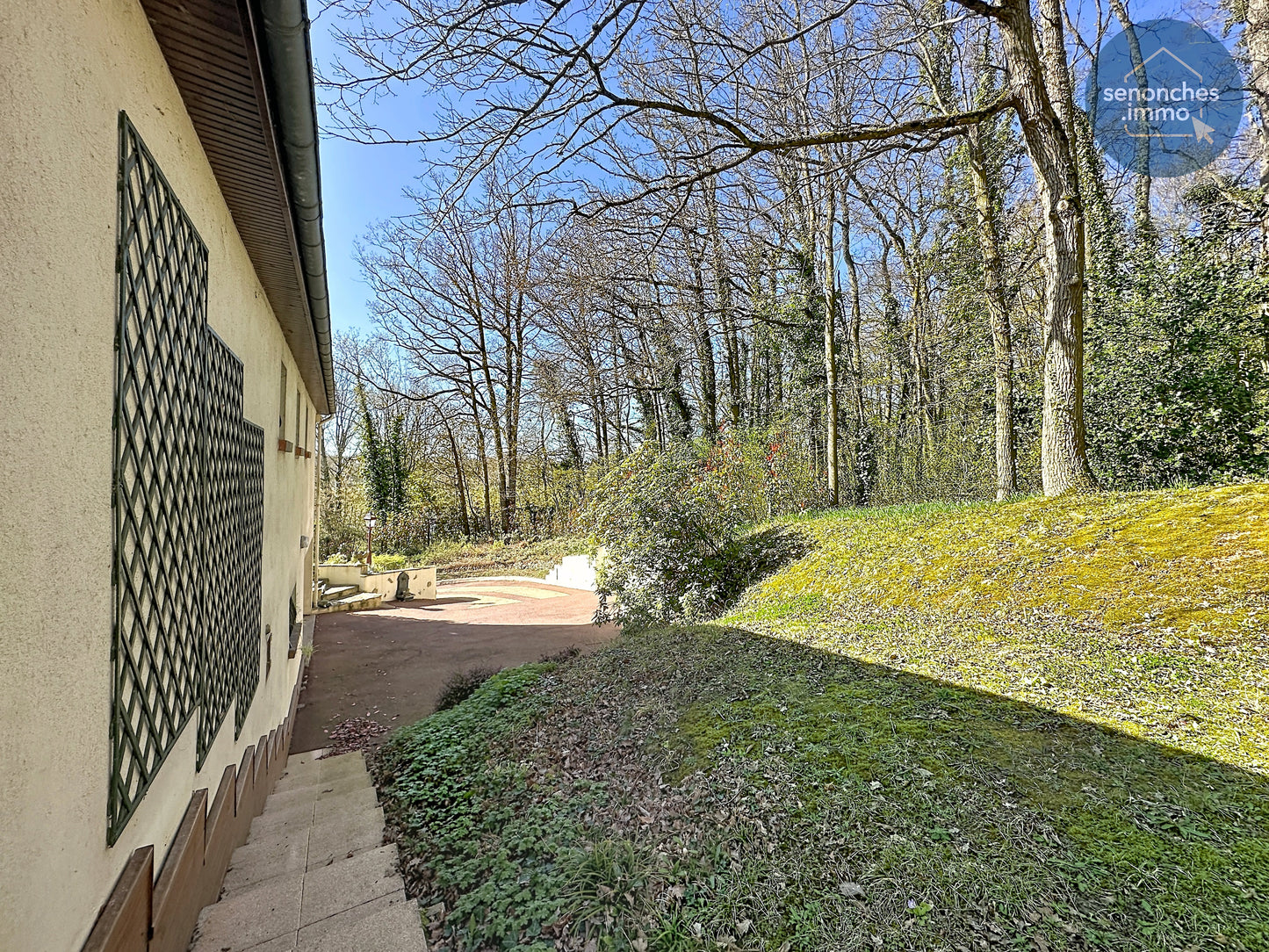 Escalier accès sous-sol complet propriété familiale Le Coudray