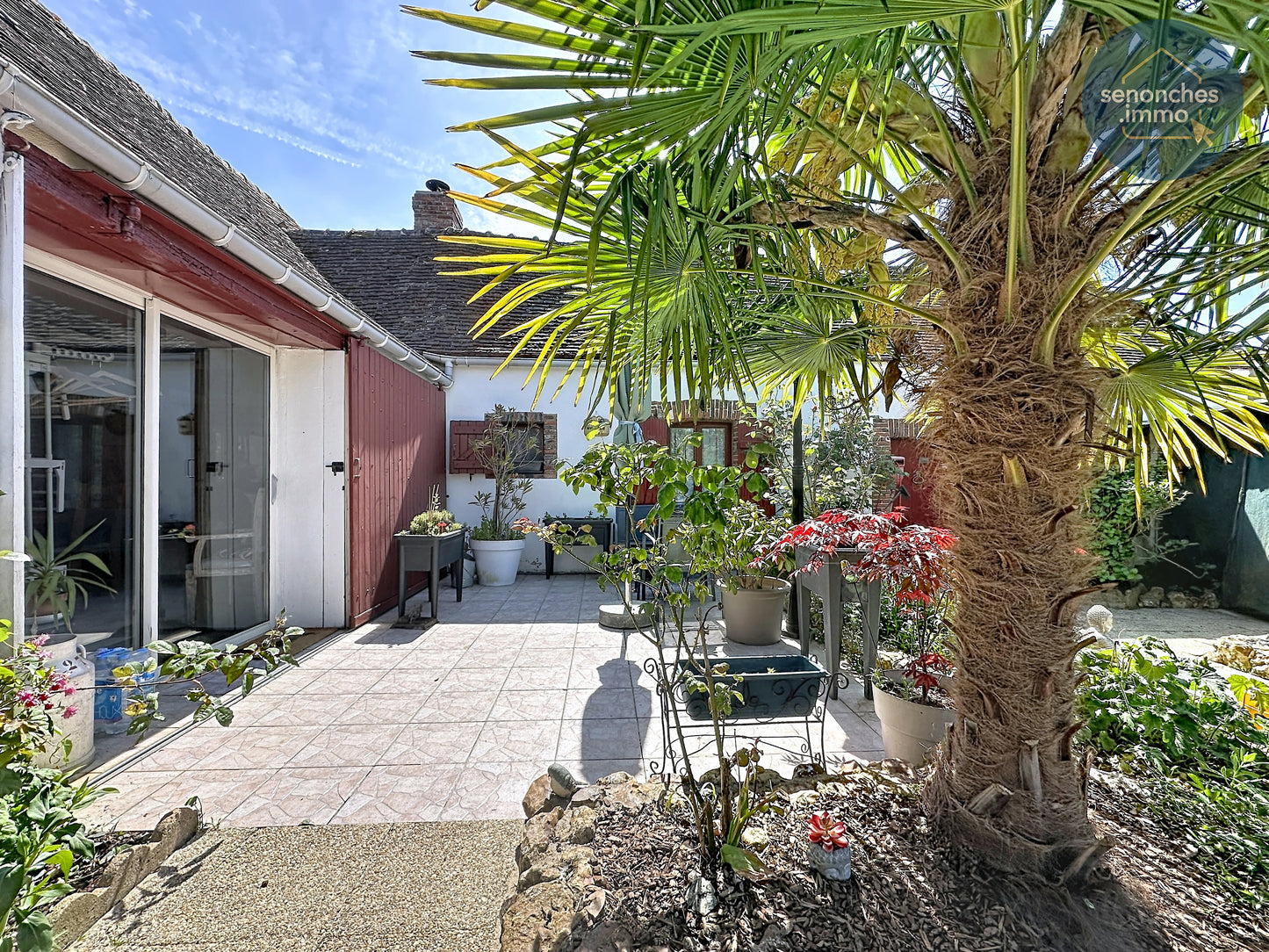 Entrée et cour arborée de la longère à Senonches – Charme ancien préservé