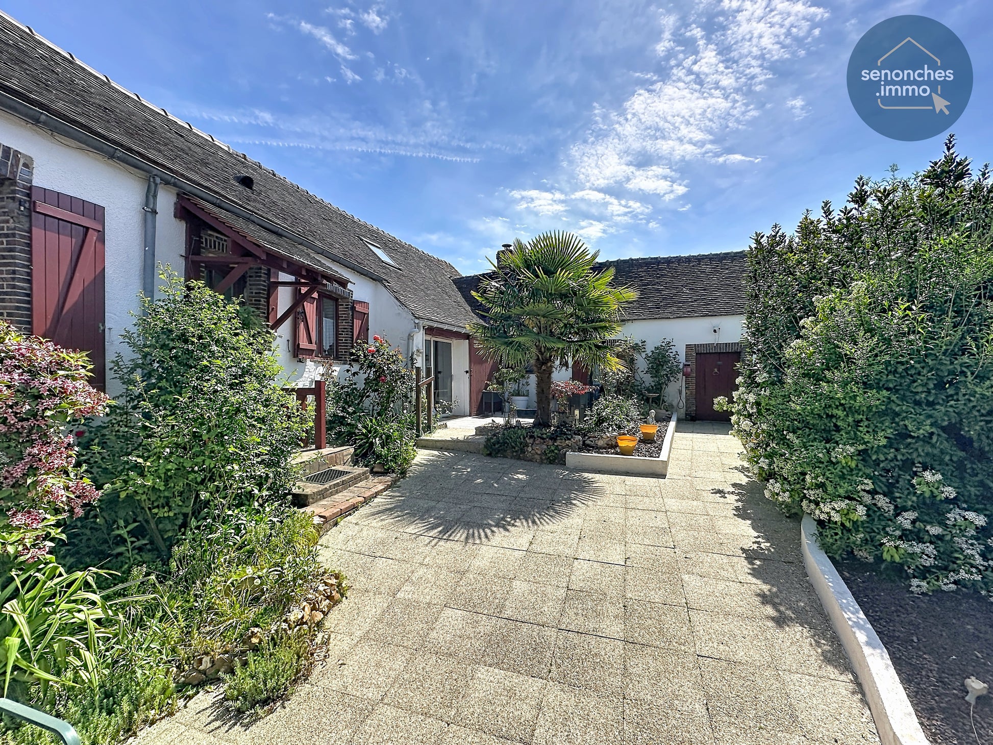 Vue générale de la longère rénovée avec jardin et terrasse à Senonches – Bien exclusif