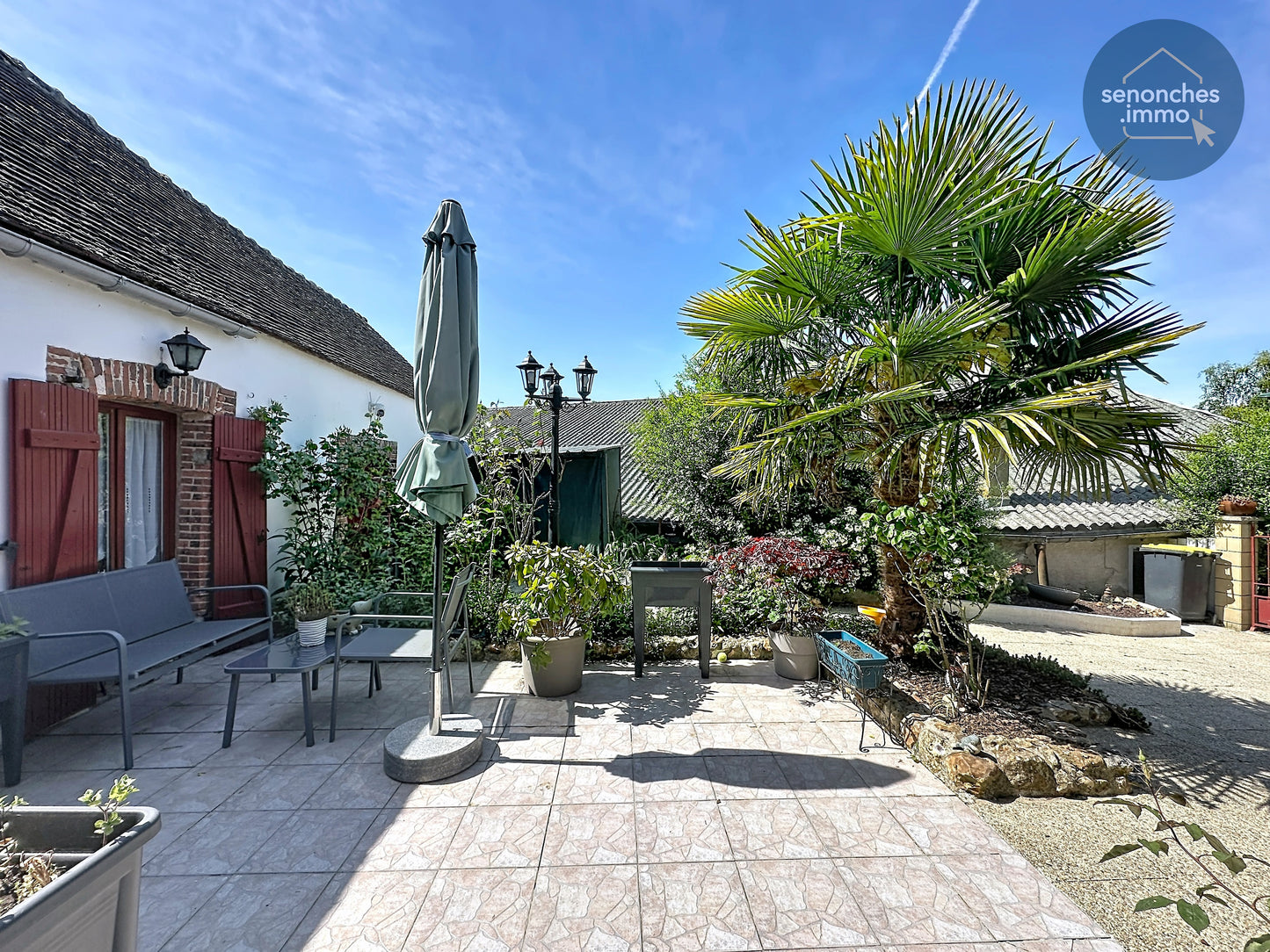 Terrasse coté cour arborée de la longère à Senonches – Charme ancien préservé