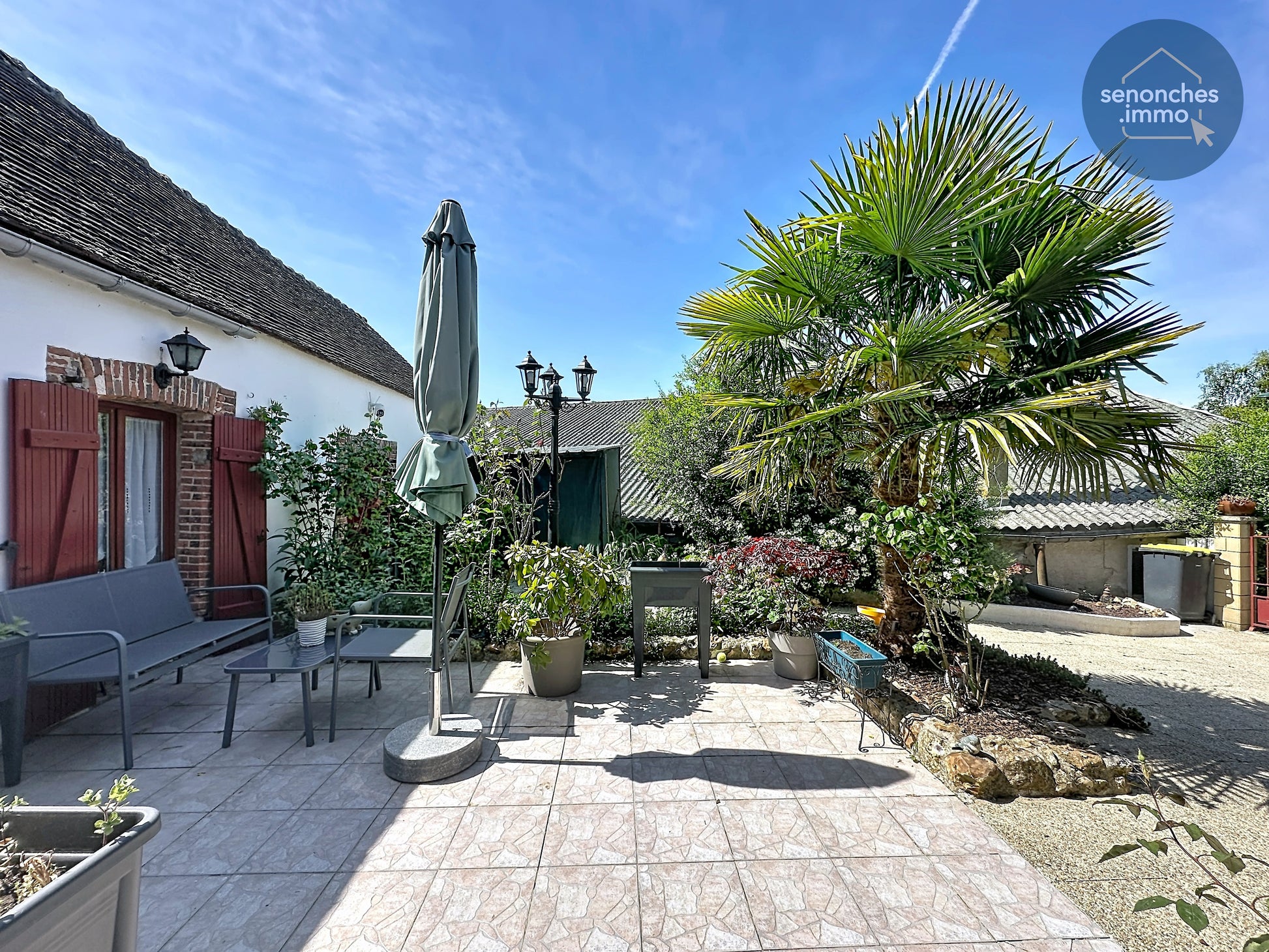 Terrasse coté cour arborée de la longère à Senonches – Charme ancien préservé