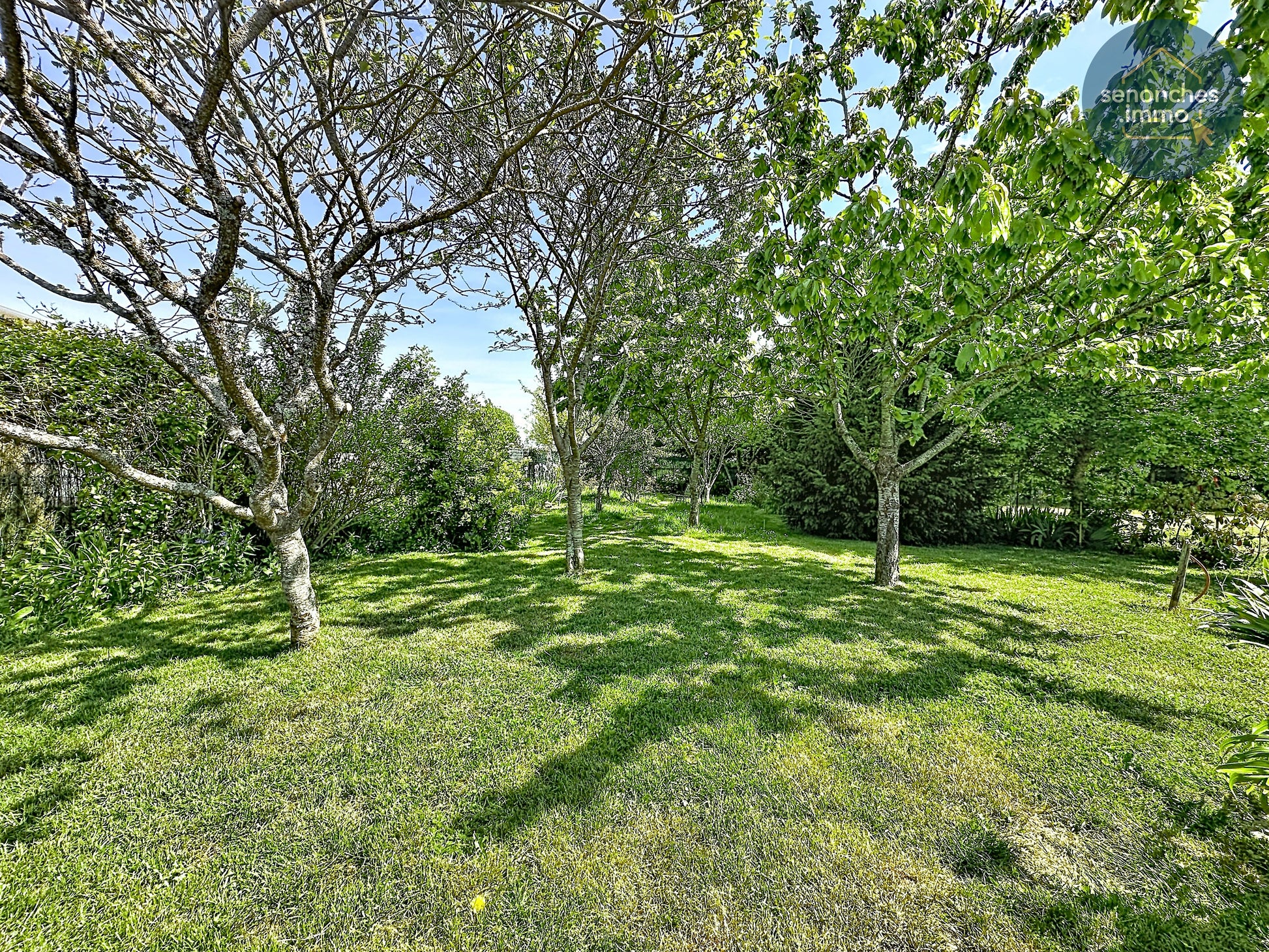 Vue extérieure arrière de la longère avec jardin et terrasse – Senonches 28250