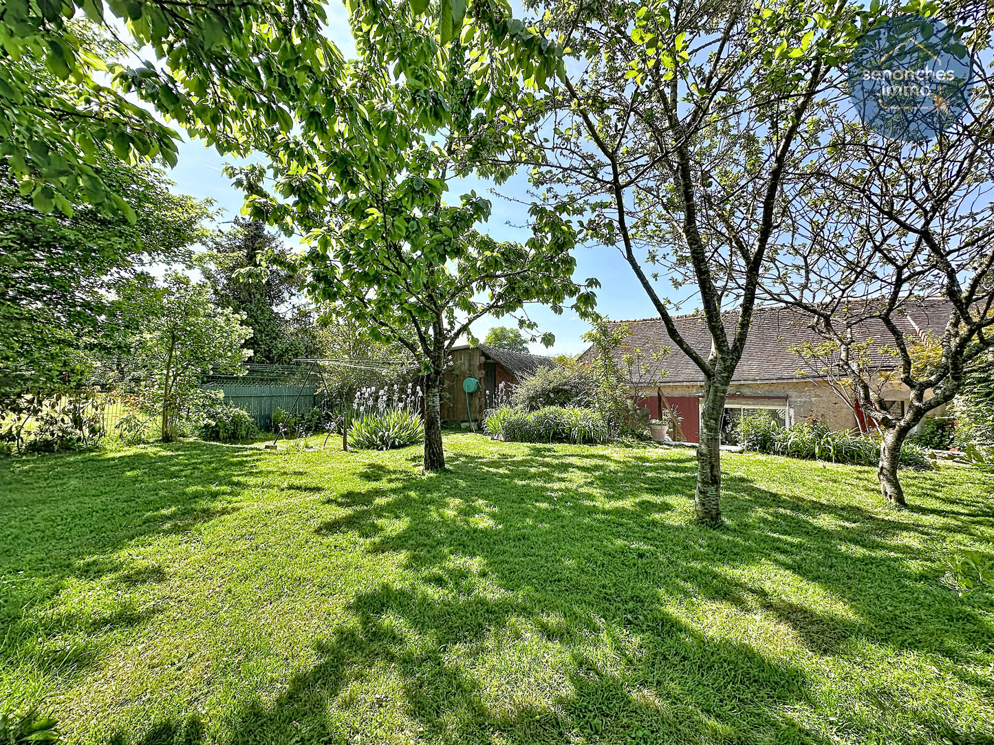 Jardin intime avec seconde terrasse et arbres fruitiers – Maison cœur de ville Senonches