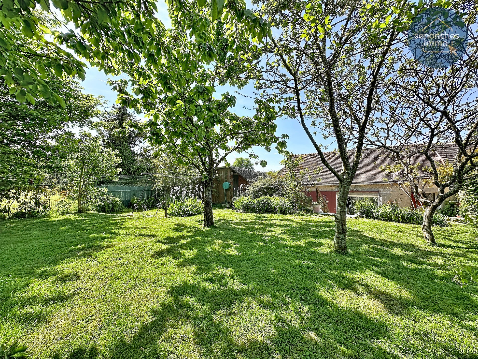 Jardin intime avec seconde terrasse et arbres fruitiers – Maison cœur de ville Senonches
