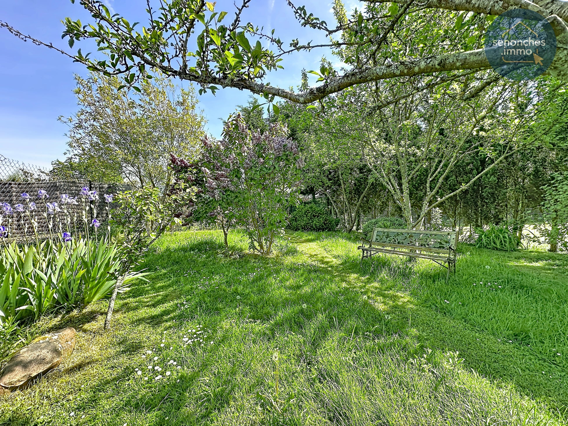 Vue extérieure arrière de la longère avec jardin et terrasse – Senonches 28250