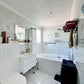 Salle de bain moderne de la longère à vendre en centre-ville de Senonches