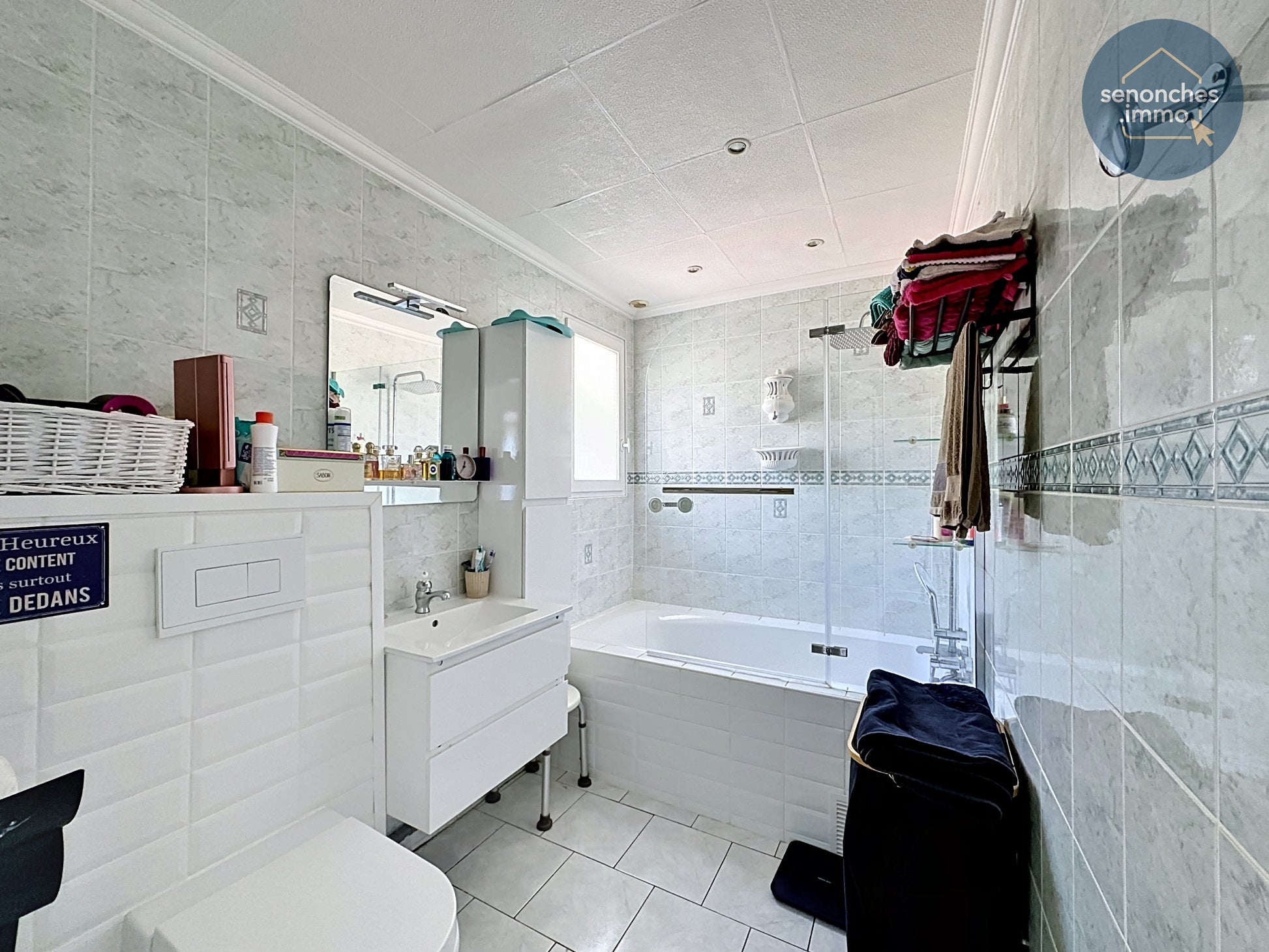 Salle de bain moderne de la longère à vendre en centre-ville de Senonches