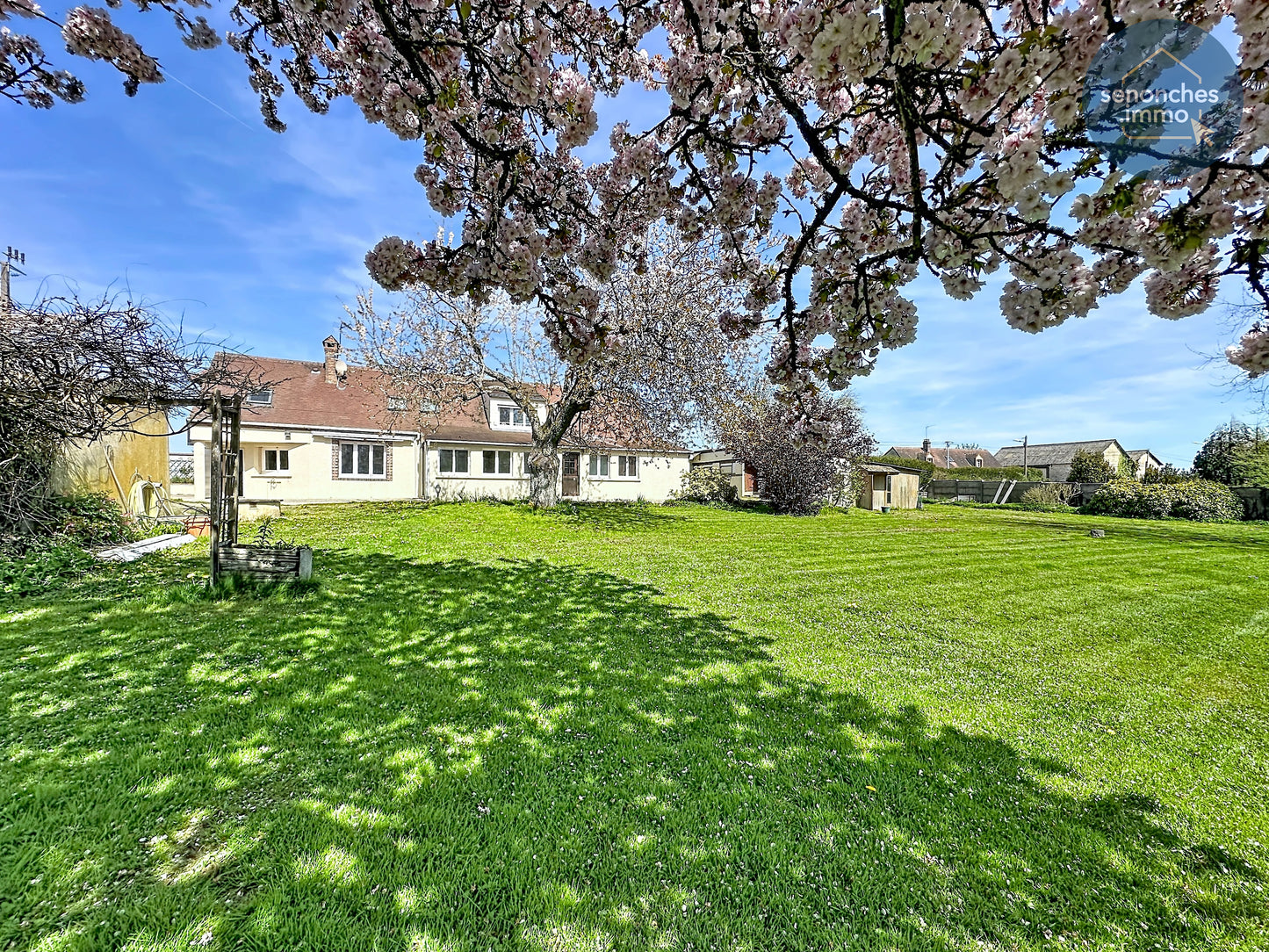 Longère familiale à vendre à Manou avec grand terrain, étang et accès gare La Loupe