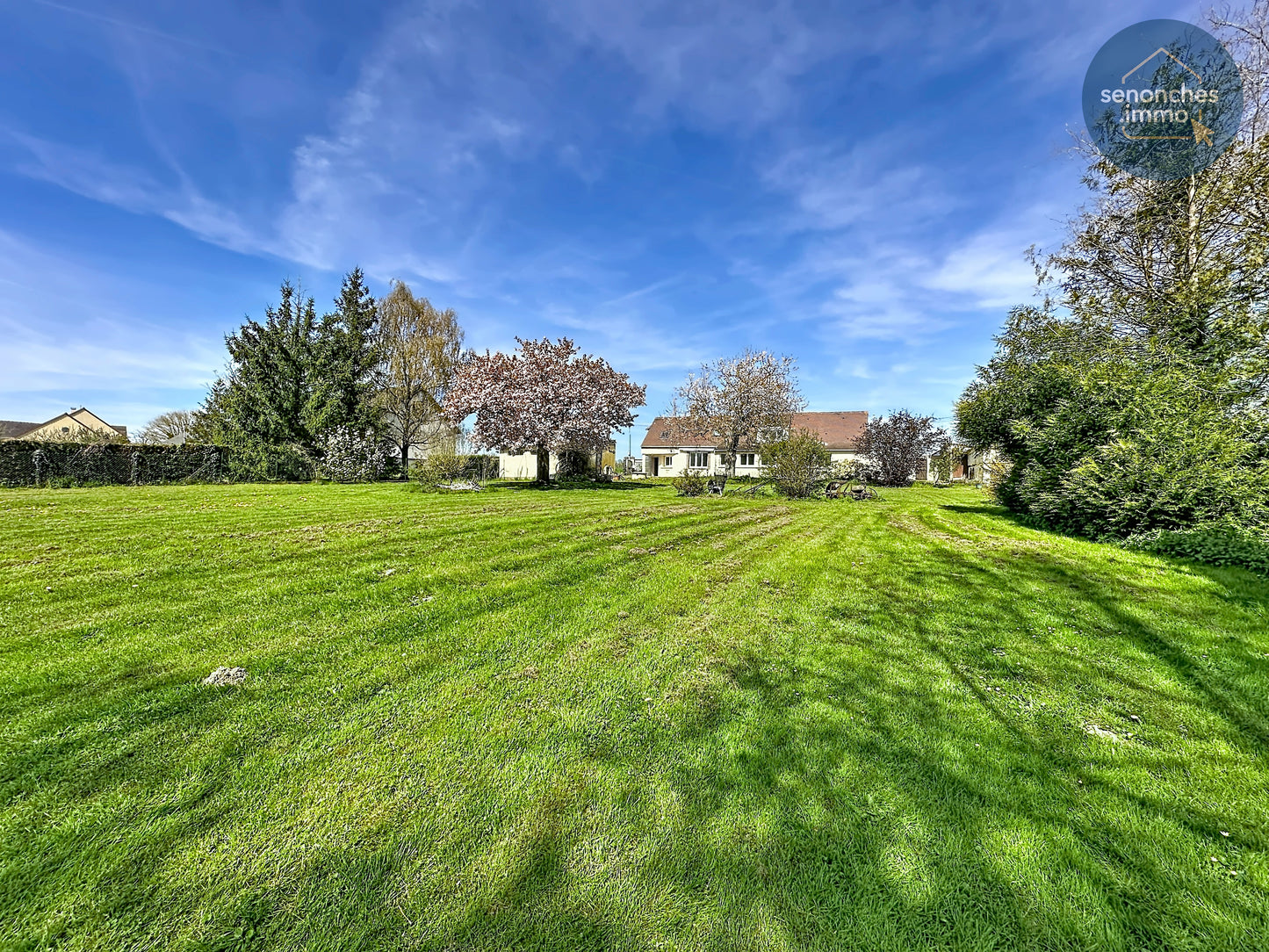 Longère familiale à vendre à Manou avec grand terrain, étang et accès gare La Loupe