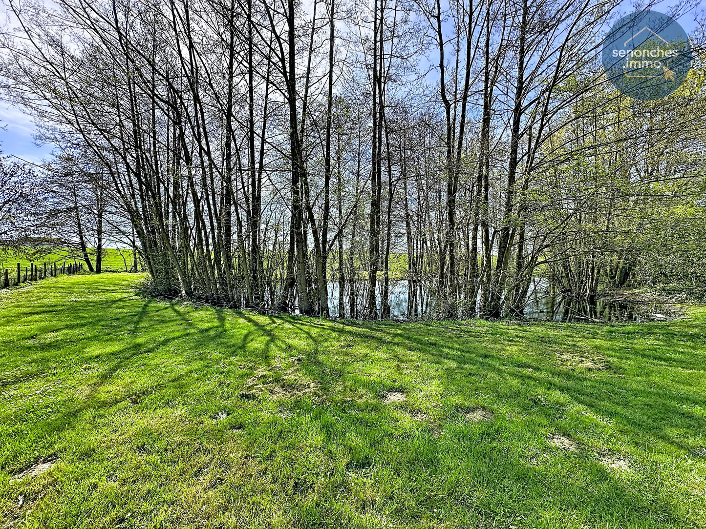 Longère familiale à vendre à Manou avec grand terrain, étang et accès gare La Loupe