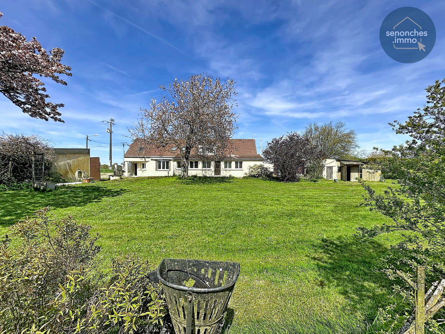 Longère familiale à vendre à Manou avec grand terrain, étang et accès gare La Loupe