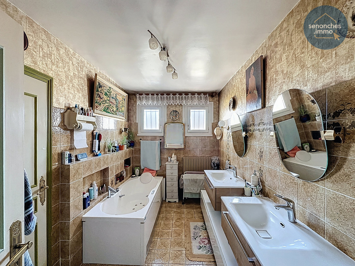 Salle de bain avec baignoire double vasque propriété Le Coudray