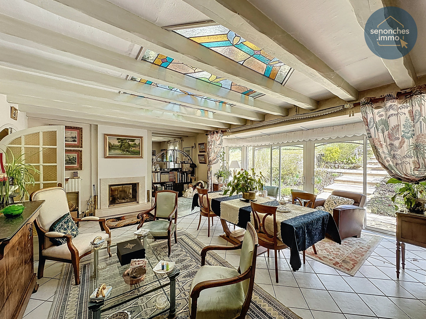Salon lumineux avec insert traversant et puits de lumière maison à vendre Le Coudray
