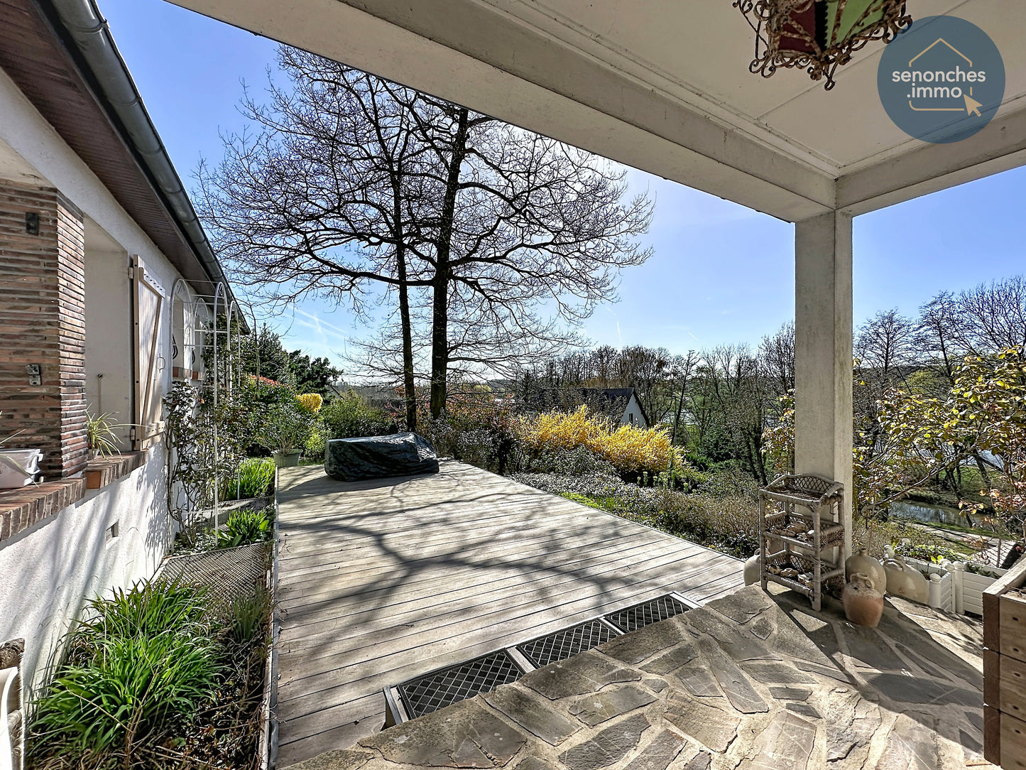 Terrasse ouest avec vue dominante sur environnement boisé