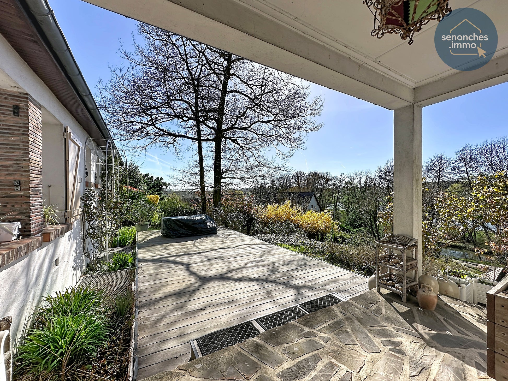 Terrasse ouest avec vue dominante sur environnement boisé